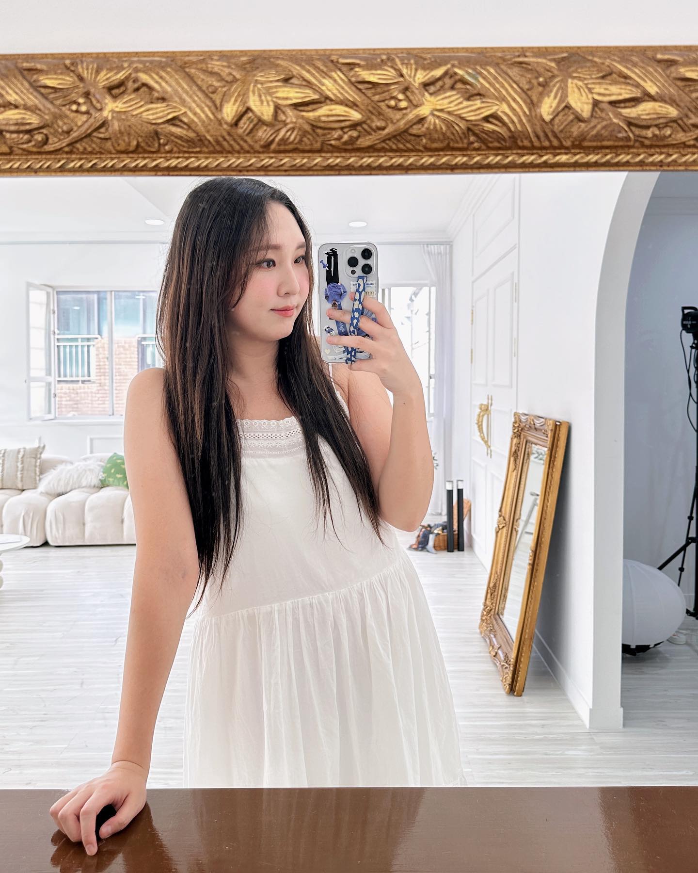 오랭망갑! 새 회사에 들어가고 정신없이 지내다보니 벌써 한여름이네요. 일상계정은 뜸했지만 취미생활은 잘 하고 있답니다! 

#스튜디오트러플 
홈스냅 촬영하러 연차까지 내고 다녀온 스튜디오 트러플은 자연광이 너무 예뻤던 스튜디오라서 스냅촬영은 물론 거울셀카도 왕왕 찍고 왔어요. 예전 쇼핑몰 했을 때 있었다면 자주 갔을 것 같은 완벽한 스튜디오🫶

#거울셀카 #거울샷 #미러샷 #렌탈스튜디오 #스튜디오대관 #쇼핑몰스튜디오 #동대문스튜디오 #자연광스튜디오 #홈스냅 #스냅촬영 #일반인모델 #일반인스냅