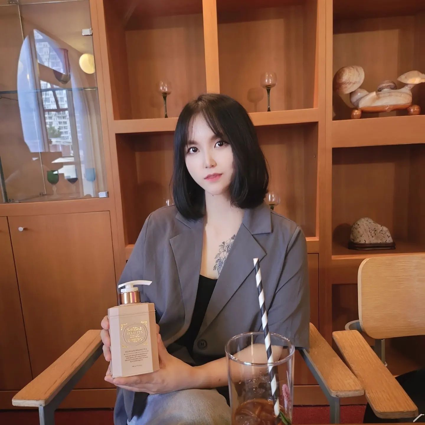 #티블레스 #ad #협찬

오늘 소개해드릴 제품은 티블레스의 피그 피치 우롱티 바디워시예요!!

향은 복숭아향?이고, 되게 상쾌해지는 향이예요><
한번 써봤는데 각질제거 되는것처럼 맨들맨들해지는 기분♡♡

저처럼 복숭아 향 좋아하시는분들한텐 강추입니당😘😘

✔️티블레스만의 '차(茶)' 유용성분을 담은 퍼퓸케어
✔어디서도 볼 수 없는 차추출물을 배합한 감각적인 티 퍼퓸
✔감성적인 패키지로 소품효과와 이쁜 선물 가능 
✔저자극 안심케어 : 저자극테스트를 완료하여 모든 피부가 안심하고 사용 가능 
✔비건 인증원에서 인증 받은 클린 비건 뷰티 브랜드
✔영국 정원에서 깊은 우롱티 베이스에 청아하고 달콤한 복숭아와 무화과 향취가 블렌딩된 피그피치우롱차의 달콤한 티타임을 즐기는 모습을 연상시키는 과일향
✔녹차잎 함유로 미세각질제거 효과
✔ 피그피치우롱티 추출물 함유로 맑고 깨끗한 피부 유지