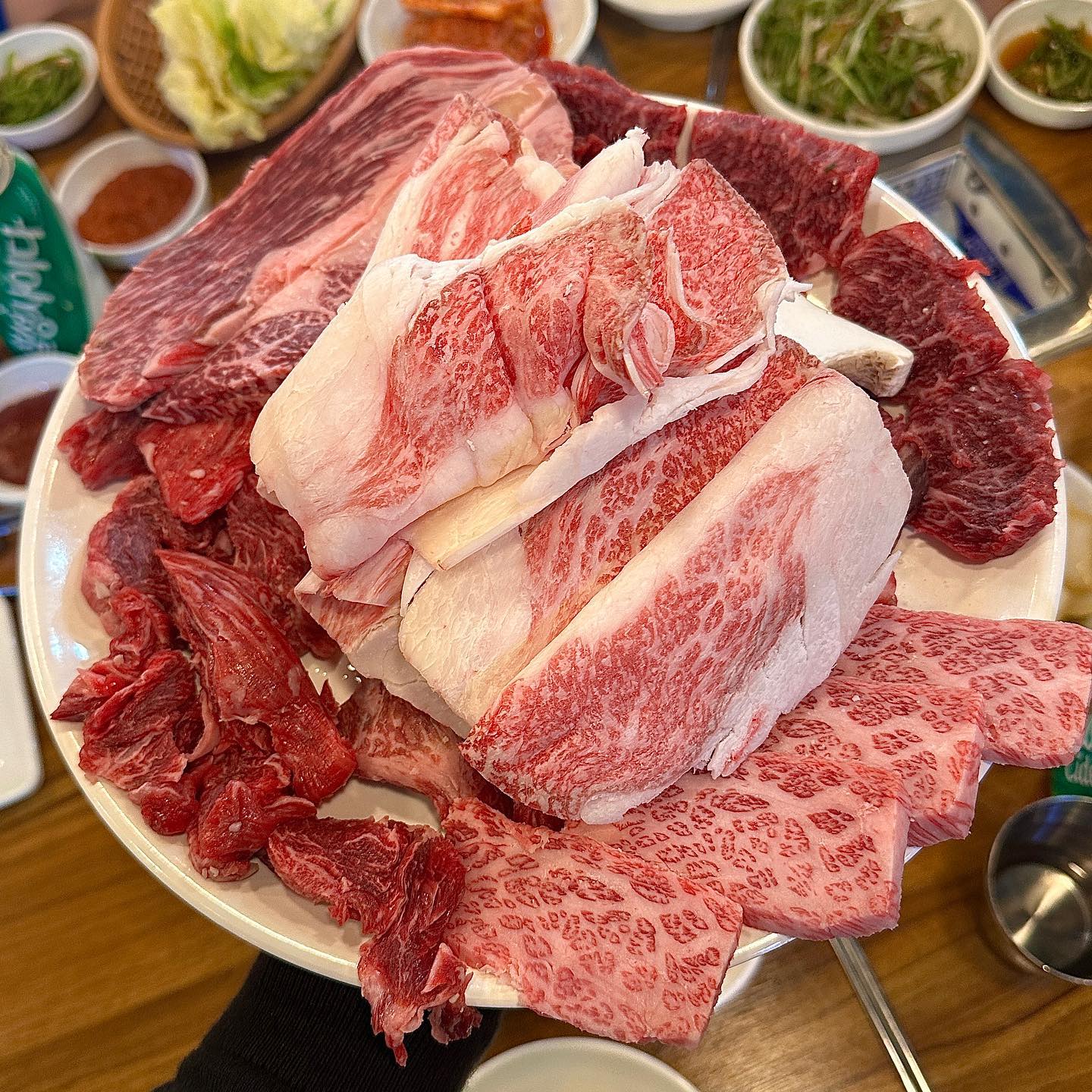 육회와 육사시미를 서비스로 주는 한우 구이 맛집 #용문집

가족들과 함께 마장동 먹자골목에 있는 유명한 한우구이집에 다녀왔어요 먹자골목 끝쪽에 위치한 3대째 이어져오는 소고기집이에요!

전체적으로 매장이 깔끔, 청결하고 기본찬, 고기가 굉장히 신선하고 질이 좋아요! 그리고 사장님을 비롯해 모든 직원분들이 친절하시고 잘 챙겨주셔서 좋았어요 참고로 숯은 친환경 야자수재로 번개탄모양의 친환경 인증을 받았다고 하셨어요!

#1++한우모듬 大자 는 800g 국내산 한우 암소로 갈비본살, 제비추리, 차돌박이, 치마살, 갈비살, 등심으로 구성되어있어요 모든 부위의 고기가 입에서 살살 녹았어요!! 그리고 육회는 육회용 소스를 따로 주셔서 찍어먹으면 돼요 육회, 육사시미, 된장찌개가 기본 서비스이고  기본찬으로 생간, 천엽, 장아찌, 고추, 김치, 마늘, 쌈장, 파채, 쌈채소, 기름장이 나와요 

신선하고 질 좋은 소고기를 합리적인 가격에 먹고 싶을때 근처에 방문하신다면 용문집에 가보시는 것을 추천해요! 

🏷 1++한우 모듬 18.0 

📍 서울 성동구 살곶이길 40 먹자골목 내 용문집