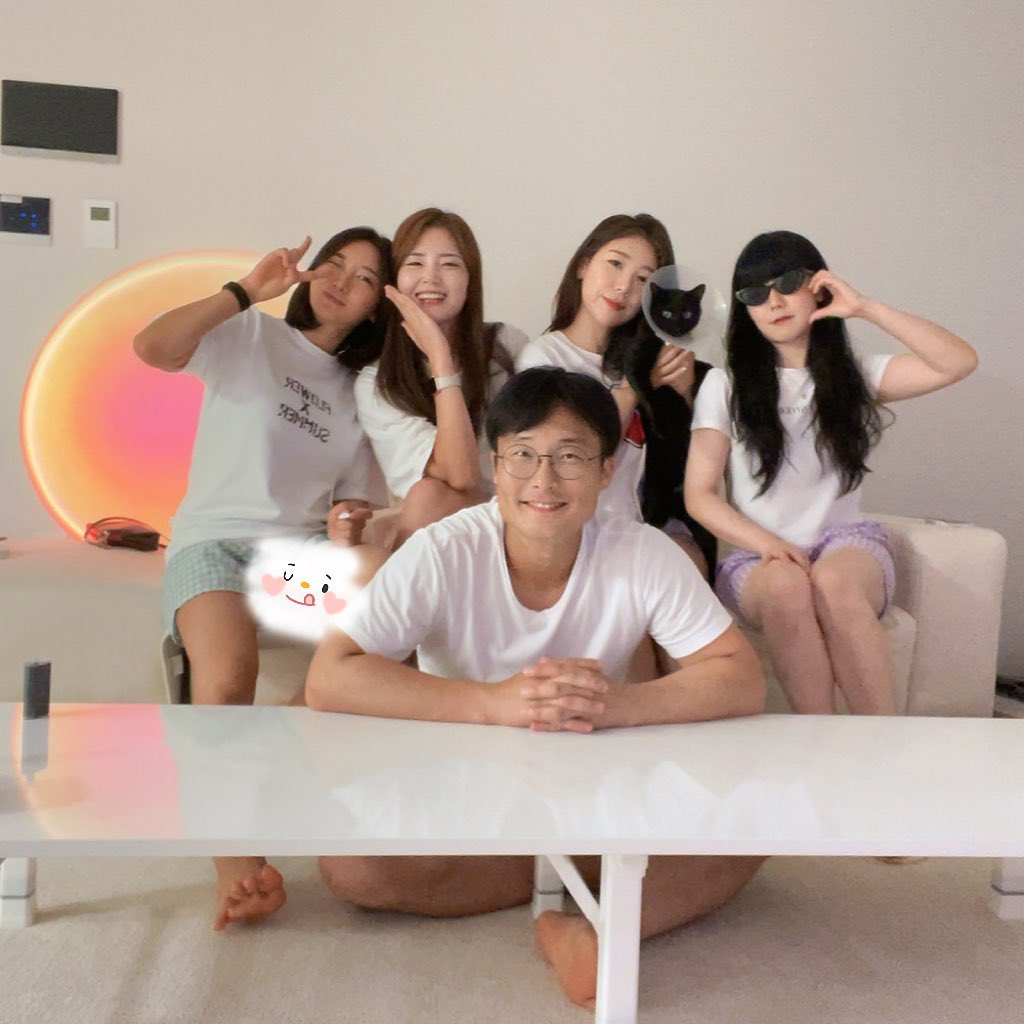 20년지기 친구들🤺
투닥거리며 잘 붙어 다니던 우리
여전하다 ^_^..ㅋㅋㅋㅋ🩷
세용아 아침까지 떠들어서 미안해..

#당진 #펜싱부 #금쪽이들 #여행 #쿵쾅쿵쾅 #층간소음