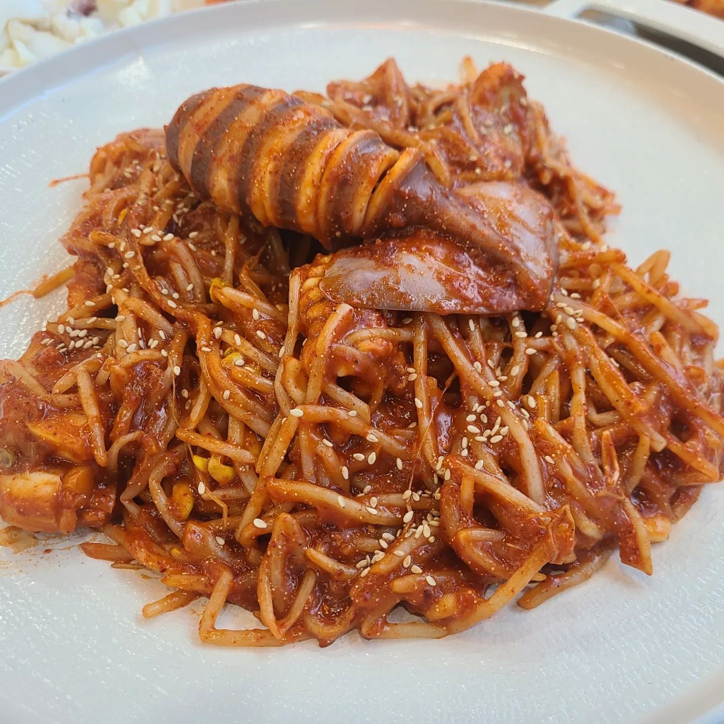 #싸다아구찜탕

가성비너무조은 싸다아구찜탕
뽈찜 주문햇는데 양이 어마어마하고
통오징어까지 서비스👏
콩나물도 너무아삭하고 뽈찜도 쫄깃👍
맵기도 4단계까지 조절할수잇어 다양하게즐길수잇고
갑오징어숙회도 너무 연하네요~
셀프지짐코너도 잇어 바삭하게 구워먹는재미도잇고
로봇이 서빙하니 보는재미도잇네용^^
무엇보다 가성비가 너무좋구
매장도넓어 가족모임 직장모임으로도 딱이겟어요~~^^

#석산아구찜 #동면아구찜 #양산아구찜
#석산해물찜 #동면해물찜 #양산해묾찜
#배민랭킹1위 #싸다아구찜탕 #협찬