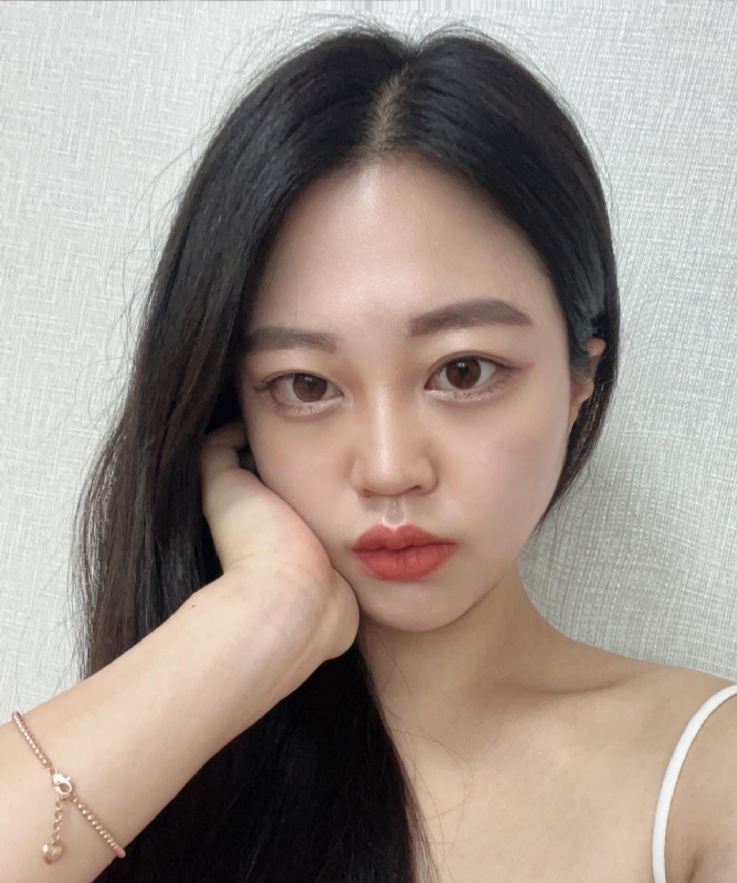 #광고 #협찬 ann365lens
갓 출시한#앤365 투톤 그라데이션 렌즈! 

세가지 색상 전부다이쁜데 빛나는 눈동자에 핑크한방울 보라 한방울 탄 내 원픽 핑크바이올렛💕 

다채로운 하늘 을 담은 #투톤렌즈 #앤린 푸르른 새벽부터 핑크빛 저녁노을까지 다채로운 하늘의 감성컬러를 모티브로 제작했기에 투톤 그라데이션이 눈동자에 은은하게 스며들어 자연스럽게 발색되고 포인트컬러로 입체감있는눈빛 연출! #눈빛 젤 중요✨

네이비 베이스+저녁노을 빛의 핑크바이올렛! 다채롭고 몽환적인 눈빛원한다면 내 원픽#앤린핑크바이올렛
 
브라운+초코 !자연스러우면서 포인트컬러로 남다른자연스러움원한다면 #앤린브라운초코#데일리렌즈 

애쉬빛 한방울섞인 그레이! 차분하며 또렷한걸원한다면! #앤린애쉬그레이#데일리렌즈추천 

출시 이벤트  23.08.07~09.10 까지 
신제품 출시 한 달간 7천 원 할인
제품 구매 후 포토 리뷰를 남기면
앤365 제품 선물 증정(선물 제품 선택 가능)

앞 피드 사진들 도 앤린꼈는데 이벤트까지좋아서 내돈내산 하며 이거만 주구장창 낄꺼같은 나 ㅋ..