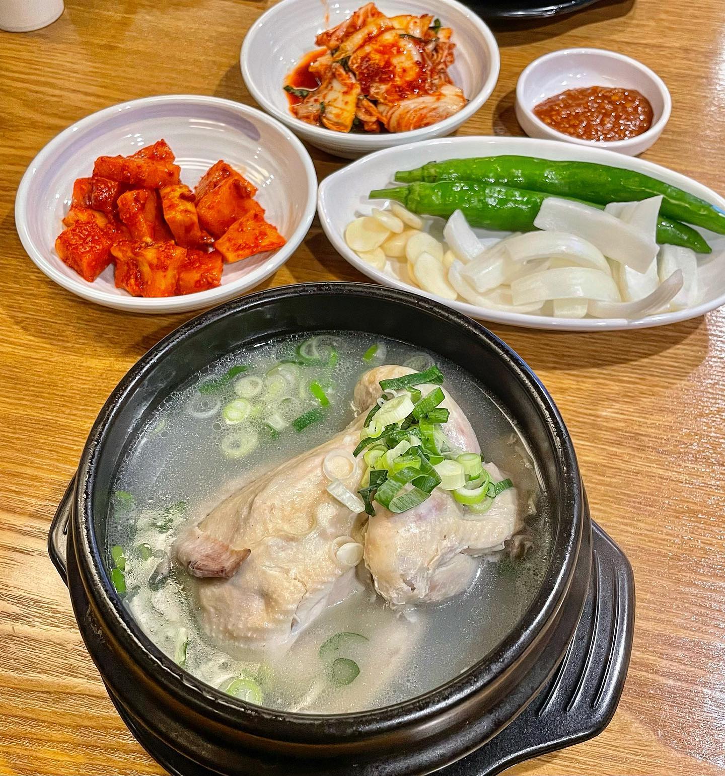 [ 말복에는 역시 삼계탕이 최고 : 백년토종삼계탕 운정점 ] 

긴 휴식기를 마치고 돌아왔습니다!!!!!!
답방 하나씩 가겠습니당ㅎㅎ 

8월 10일 말복이 다가오고 있어서 삼계탕 뜯고 왔습니당! 여러가지 종류의 삼계탕이 있어서 취향에 맞게 골라 주문하실 수 있어요

내부는 엄청 넓고, 칸막이로 분리되어 있어서 아늑한 느낌이 들었답니다🤗또, 프라이빗 룸이 따로 마련 되어 있어서 단체손님이나 가족모임, 회식장소로 딱 좋은 것 같아요 

이곳은 조미료를 사용하지 않아 국물이 맑고 담백한 맛이 특징이에요! 특히 속 안에는 인삼, 대추, 마늘, 찹쌀이 가득 들어있어서 알차게 즐길 수 있어요💛특히 겉절이와 닭, 찹쌀을 같이 먹으면 완전 맛나답니당🤤

📍원기회복 만땅

- 경기 파주시 청암로 17번길 29, 2층
- 영업시간 : 매일 11:00 ~ 21:00 
 ( 라스트 오더 20:30 )

#협찬 #파주운정맛집 #운정삼계탕 #복날음식 #말복 #삼계탕 #삼계탕맛집 #단체모임 #단체모임맛집 #백년토종삼계탕 #운정맛집 #가족행사 #가족모임 #파주운정단체룸 #맛집