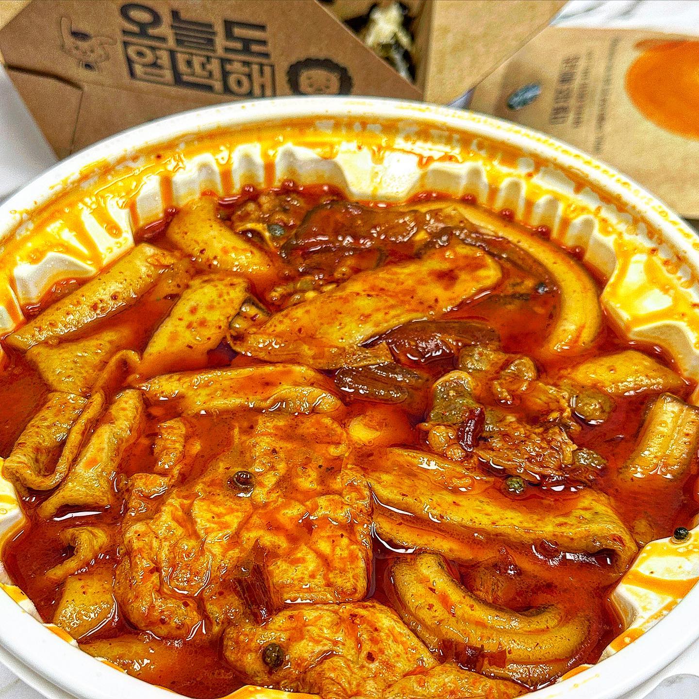 [엽떡 마라엽떡]

마라덕후 손들어🙋🏻‍♀️

엽떡에서 새로 출시한 마라엽떡에 꿔바로우 다들 드셔보셨나요!?

저는 출시 첫날 먹어보고 마라맛에 반해 이틀연속 주문하여 먹었는데요!

마라엽떡에는 분모자, 떡, 유부, 중국당면, 소세지, 오뎅이 들어있더라구요

야채가 없는게 조금 아쉬웠지만 그럼 어때 그래도 맛있는걸🤭

마라엽떡은 착한맛과 오리지널 두가지가 있는데요

제 입맛에는 오리지널 보다는 착한맛이 진짜 맛있더라구요!👍🏻

꿔바로우는 5개의 큰조각에  5900원이라는 저렴한 가격 판매하는데

바삭바삭하고 새콤달콤한 소스에 필수로 먹어야해요

마라수혈 필요하신 분

마라엽떡 바로 주문해보세요💜