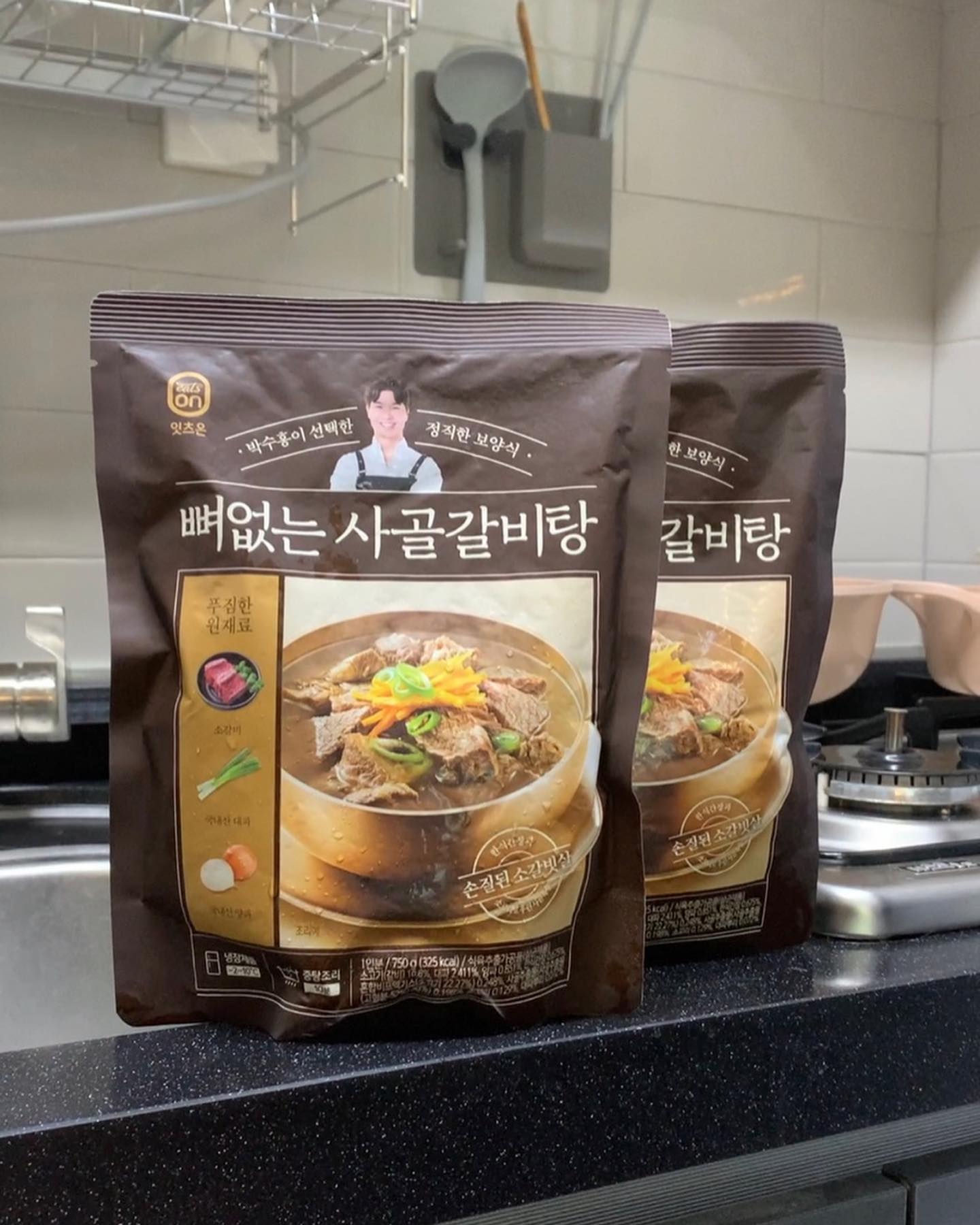 #협찬 fredit_official
갈비는 뜯어야 제 맛이라지만 나는야 누가 뭐라해도 순살파!
그래서 손 안대고 뼈 안발라내고 먹는 순살 갈비탕 #잇츠온 #뼈없는사골갈비탕 을 좋아합니다. 

광고모델 #박수홍 님과 함께 나오는 맛있어보이는 잇츠온 뼈없는 사골 갈비탕을 보고 구매 안 할 수 없었어요.

소꼬리와 전통재료로 우린 진국 사골육수에 부드럽고 맛있는 갈비살!

생각보다 고기가 많이 들어있어서 놀랐어요. 국물도 유명 갈비탕집에서 먹는 것처럼 진하고 담백해서 밥 한 공기 그냥 뚝딱이네요.

#hy #야쿠르트 #프레딧 #갈비탕 #보양식 #탕청년