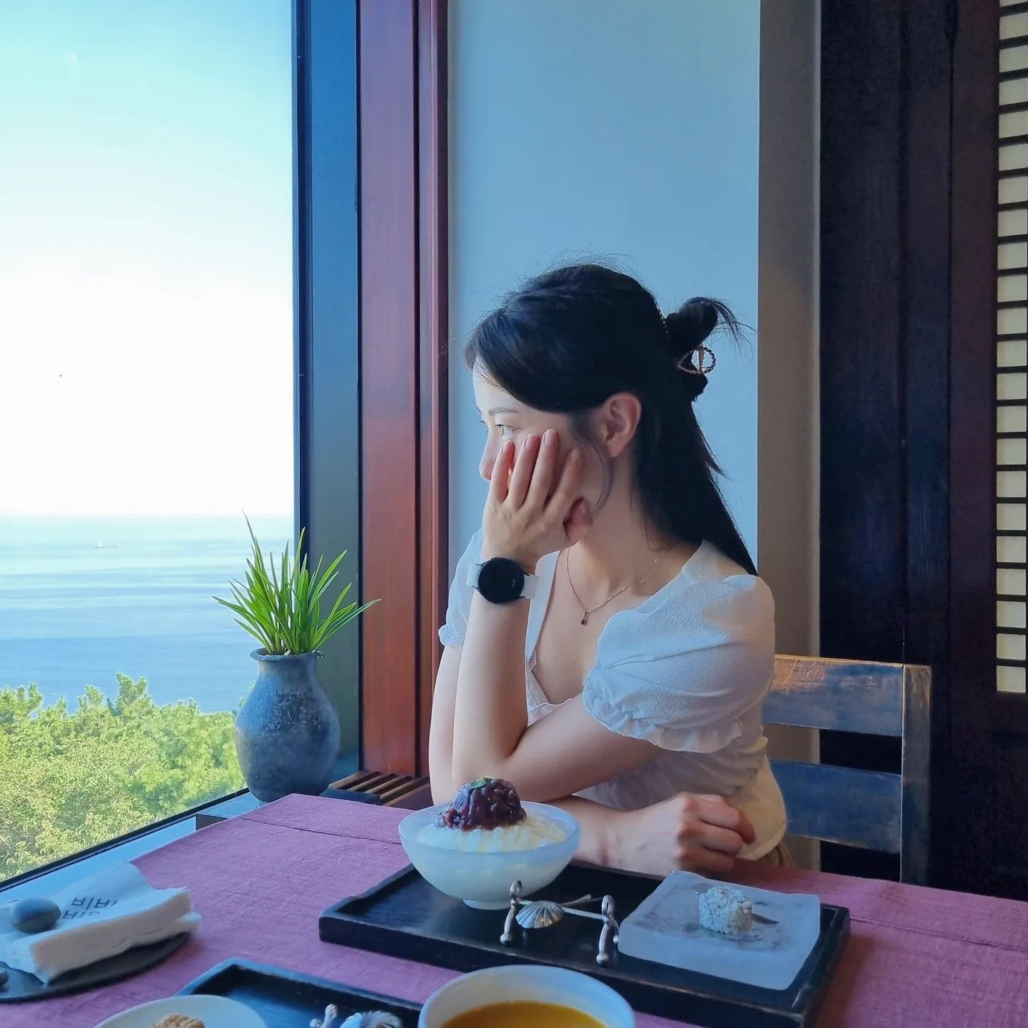 오션뷰 전통 찻집🍵🙂

적당히 달달한 팥빙수🍧
진짜 으깬 호박이 들어간 호박식혜🥃
귀여운 다식😚

.
.
.
.
.

#비비비당 #팥빙수 #호박식혜 #다식 #부산전통찻집 #부산카페 #부산전통카페 #달맞이카페 #해운대카페 #해운대팥빙수 #먹스타그램 #카페그램 #간식그램 #먹팔해요