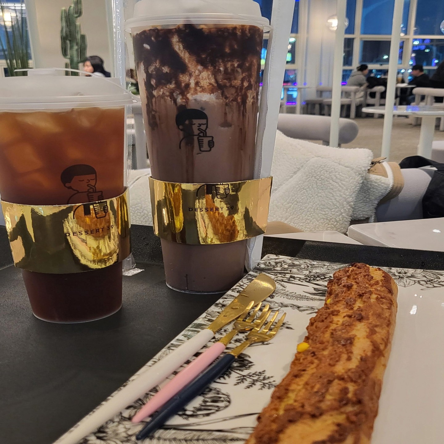 🧈 가성비 끝판왕 카페 '디저트39 월미도점' 입니다!

🧈 디저트39 월미도점은 바다 앞에 위치해 있어서 바다뷰에다가 월미도 놀이공원도 한눈에 보여서 좋았어요!

🧈 디저트39는 컵이 길고 커서 좋아요! 저는 초코라떼를 좋아하는데 달달하고 양이 많아서 좋았답니다 :)

🧈 디저트39에는 크로칸슈가 있는데 커스타드 크로칸슈가 진짜 맛있는거 아시죠?? 꼭 먹어야 할 디저트로 추천!

🧈 위치 : 인천 중구 월미로234번길 6 2층

#월미도카페추천 #디저트39월미도점 #월미도가볼만한곳 #인천바다뷰카페 #커스타드크로칸슈 #크로칸슈맛집 #초코라떼맛집 #뷰맛집추천 #인천바다뷰카페 #인천바다뷰 #먹스타맞팔해요 #먹스타그램맞팔환영 #먹스타그램맞팔해요 #인천데이트코스추천