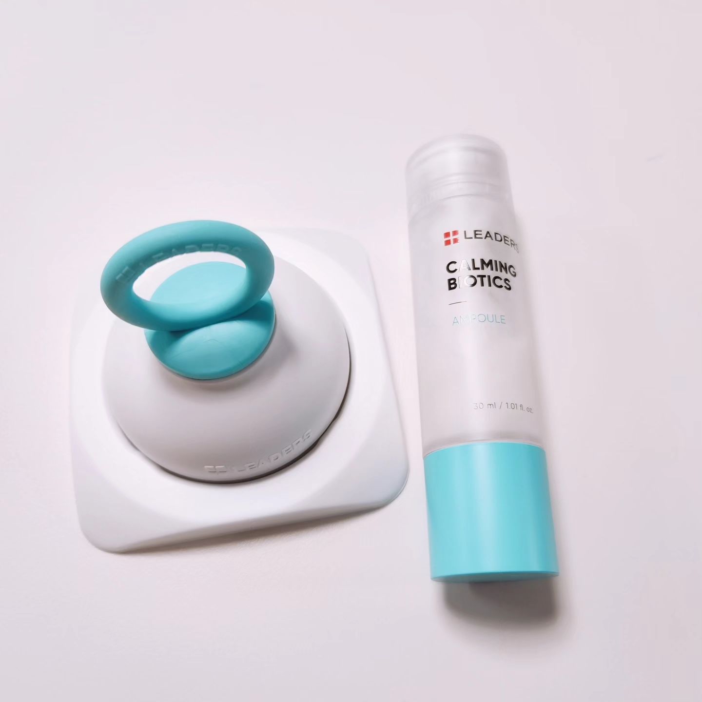 #협찬

카밍 바이오틱스 앰플(30ml) + 카밍 페이스 쿨러

햇빛이 너무 강해서 피부진정으로 
요즘 꾸준히 사용하고 있는 앰플 ! 
카밍 바이오틱스 앰플을 사용하고있어요 

자극으로 민감해진 피부를 
빠르게 진정시키고 싶거나 무너진 피부
장벽을 효과적으로 개선하고 
싶으신분들에게 추천드려요 

고농축 진정앰플로 외부 환경 등으로 
무너진 피부를 진정시켜주고 밸런스를 
맞춰주어서 끈적임 없이 촉촉한 
매끈한 피부를 완성시켜줍니다.

멀티 페이스 쿨러가 있어서 쿨링 마사지
효과와 스킨케어가 동시에 가능해서 좋더라고요 
시원해서 외부에 노출되어 뜨거운 피부를 진정
시켜주어서 너무 좋아요 
피부에 열이 오르고 늘어진 모공을 
탄력있게 관리하기 좋더라구요 

꾸준히 사용하명 피부다 탱글탱글해질것같은
느낌이 들더라고요 
시원해서 진정효과에 너무 좋고 
끈적임 없어서 좋은거같아요 

아침에 일어나서 눈이 부은날에는
간단하게 해주니 효과있어서 꾸준히 
사용중이랍니다.

앰플고민이신분들 사용해보세요 

leaders_cos

#리더스코스메틱 #카밍바이오틱스 #진정앰플 #피부식단 #진정한끼 #앰플추천