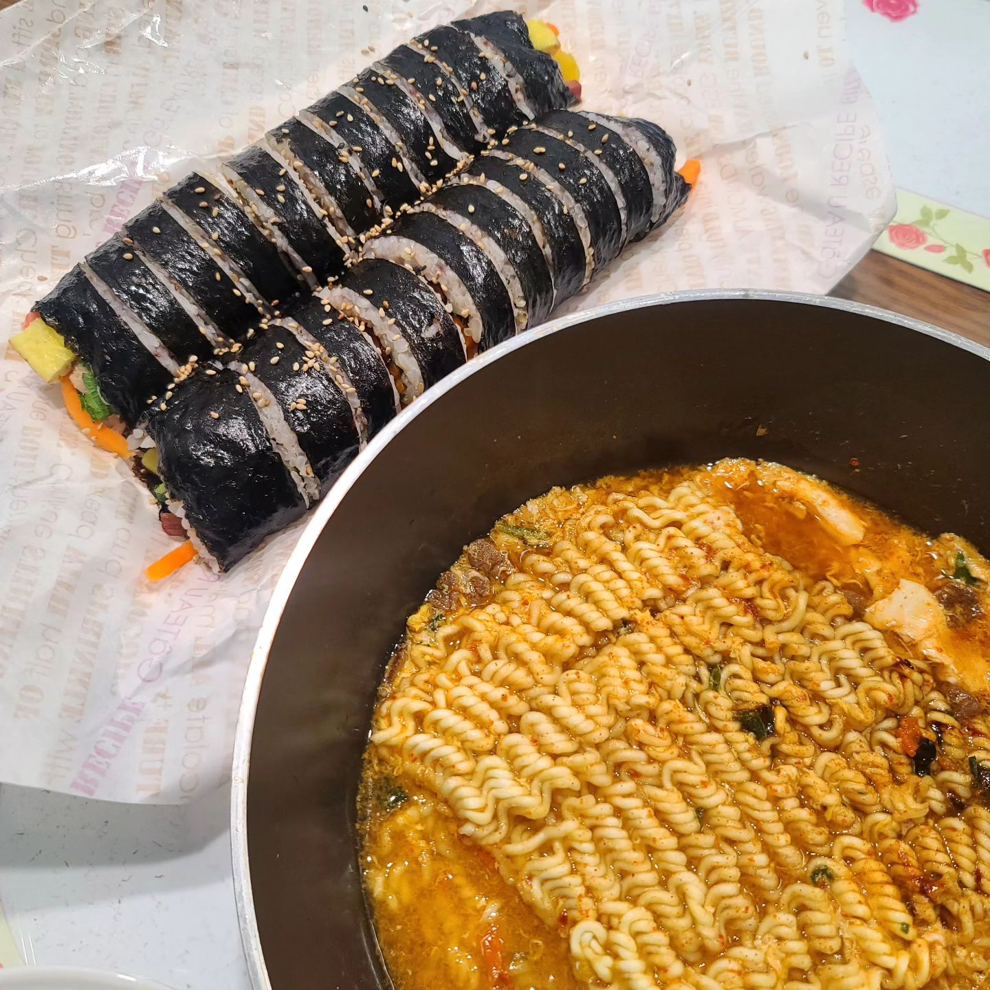 #청천동 #김밥하우스
#라면 에 #김밥 은 환상의 짝꿍 👫

집근처 #분식집 에서 
#참치김밥 #소세지김밥 샀는데
뭐 참치김밥은 말해뭐해 당연히 맛있고
소세지김밥은 별 소스가 들어가지 않았는데도 맛있었다

밥보다는 안에 야채들이 많이들어가서 더 맛있었던 김밥

라면은 역시 신이가 끓여준게 제일 맛있따👍