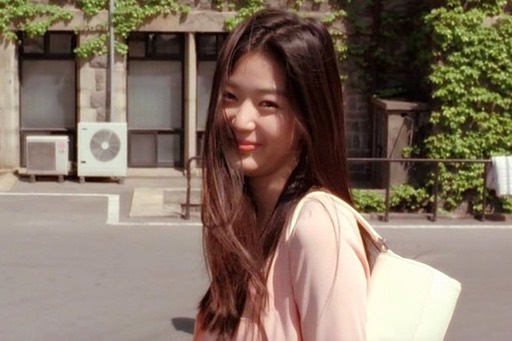 ”우연이란 노력하는 사람에게 운명이 놓아주는 다리“

#엽기적인그녀 를 처음 봤다. 워낙에 유명한 영화라 아껴서 보고 싶은 마음이 컸던 영화. 성인이 되고나서 봐야지, 봐야지… 했던 걸 이제서야 보다니- 영화 속 2001년의 전지현과 차태현은 정말로 배우들의 실제 성격이 많이 묻어나 있는 것 같다. 더 어릴 때 봤으면 느끼는 감정이 좀 달랐으려나? 지금 보니 꽤나 슬프고 아린 영화다. 

우연인 줄 알았겠지만 처음 견우의 노력이 없었으면 둘은 좋아하지도 않았을 거고, 후반 ‘그녀’ 전지현의 지나간 연인을 잊기 위한 노력들이 없었으면 시간이 지나서도 이들은 다시 만나지 못했을 것이다. 

‘그냥 인연이 아니었던 거야’라는 무책임한 말로 모든 일들을 무의미하게 마무리 짓는 걸 싫어하는 나의 가치관과 아주 잘 맞는 영화였다.
