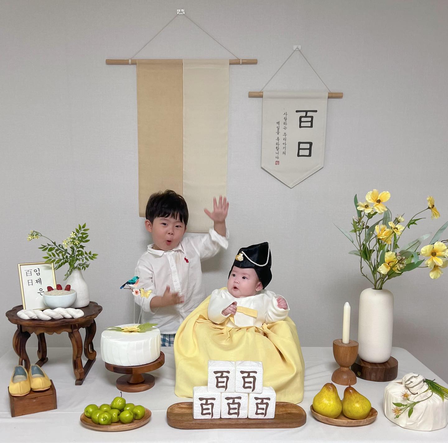 ෆ 

 D+99

5살 1살 사진찍기란..
하늘의별따기 🤩
우린 최선을 다했다고 한다.

#100일아기
#남매스타그램 
#대환장파티