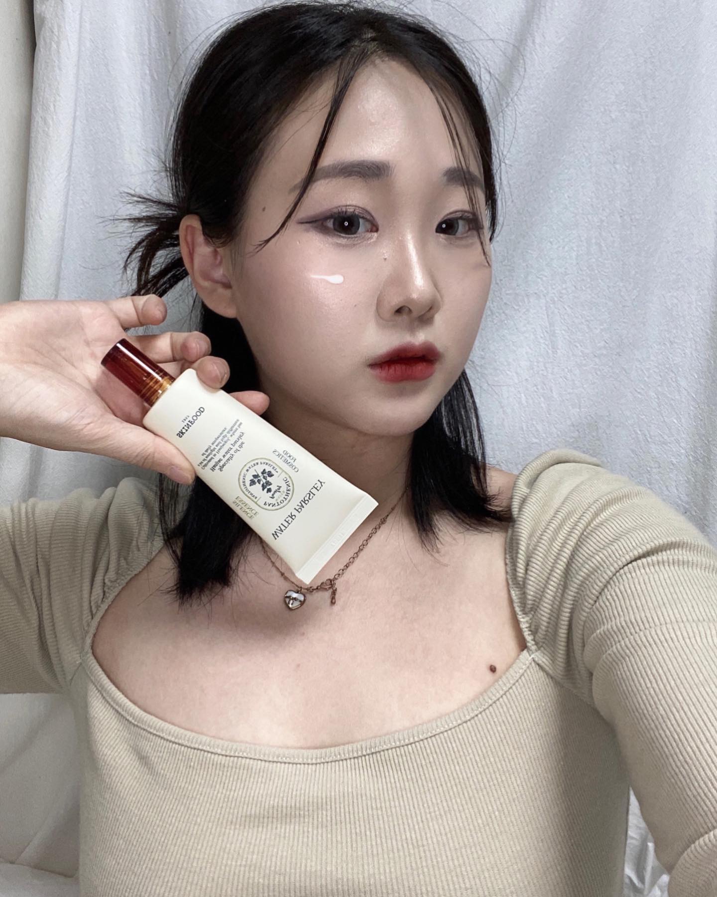#협찬
습하고 쨍한 갈대같은 여름 날씨에 항상 박살나는 피부 유수분 밸런스. 스킨푸드 미나리 에센스로 피부 기강 꽉 잡으세요🫡  다시 스물스물 올라오는 트러블 저는 미나리 에센스로 때려잡았습니다ㅎㅎ 기초때도 같이 사용하고 마무리로 트러블 신경 쓰이는곳에 가볍게 올려줬더니 피지가 확실히 사라지는지 작은 트러블들이 조금씩 주춤주춤 도망가더라구요.위생적으로 사용 가능한 드로퍼 튜브 타입인데 제품이 너무 묽지않아 시너지 효과가 좋아요 양 조절이 쉬워 원하는 만큼 편하게 사용 가능해요 대용량이라 수시로 발라주면 여름 피부 밸런스 무너질 걱정 끝☺️