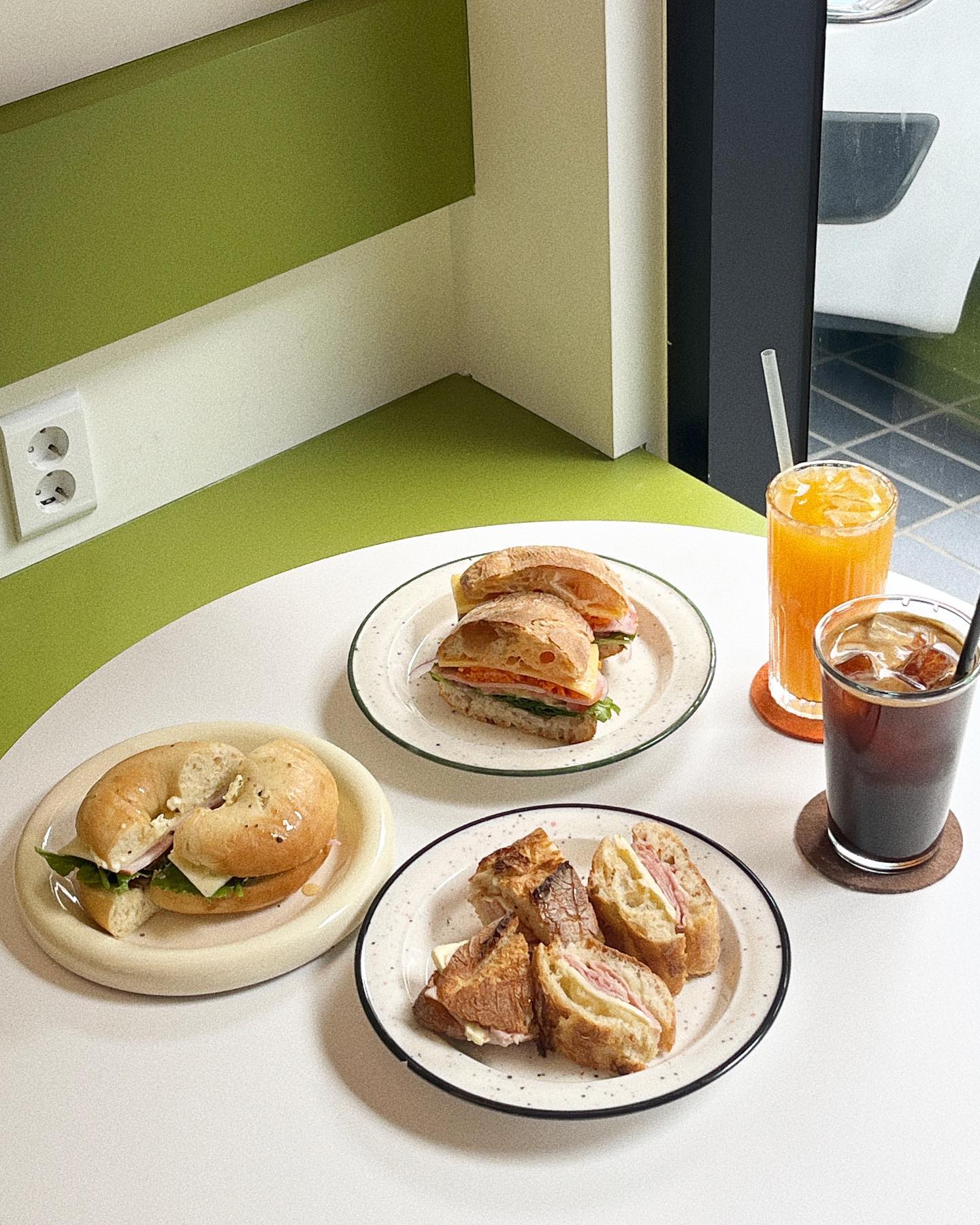 직접 반죽하셔서 만드는 빵이라니ෆ #맛없없 
배고파서 샌디치 세개나 시키고는 다 먹을수 잇을까 싶엇지만 ( ..? )
염잼쀼는 바아로 순삭ㅋㅋㅋㅋㅋㅋㅋ #잼이맛집
아아랑 쥬스도 샌디치랑 찰떡쿵이고 빵이 진짜 쫜득 쫘-안득🥪🥯🥖🍞
물론 안에 들어간 재료도 다 신선하고 소스마져도 짱맛 ˘̴͈́ꈊ˘̴͈́ ~
우리 꾸꾸도 왕 이뻐해주셧음 뽀미도 짱귀🐶❤︎

📍소수 ( __so.su )
- 울산 남구 달삼로84번길 25 1층 102호
- 매주 금요일 off 
- 애견동반가능 

#울산 #울산남구맛집 #울산빵집맛집 #울산남구카페 #울산카페 #울산맛집 #울산여행 #울산샌드위치 #울산베이글 #울산베이커리카페 #울산베이커리 #울산신상카페 #울산빵맛집 #울산맛집추천 #울산카페추천 #달동맛집 #달동카페 #삼산카페 #삼산맛집 #울산소수 #카페소수 #베이커리맛집 #맛집추천 #맛집스타그램 #울산데이트 #울산핫플