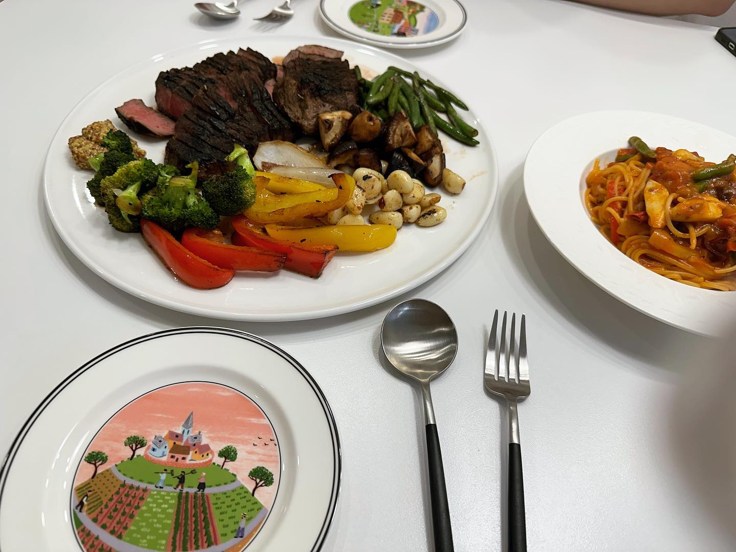 스테끼🥩가 먹고싶어 코스트코에서 고기를 잔득 사왔어요
근데 스테끼만 먹기 아쉬워 파스타도 했지만 결국 다 못먹고 남겼네요😂 담부턴 욕심부리지 않기로….

#저녁식사#신혼밥상#새댁#스테이크#스테끼#파스타#코스트코고기#선팔#맞팔#일상#소통🙆