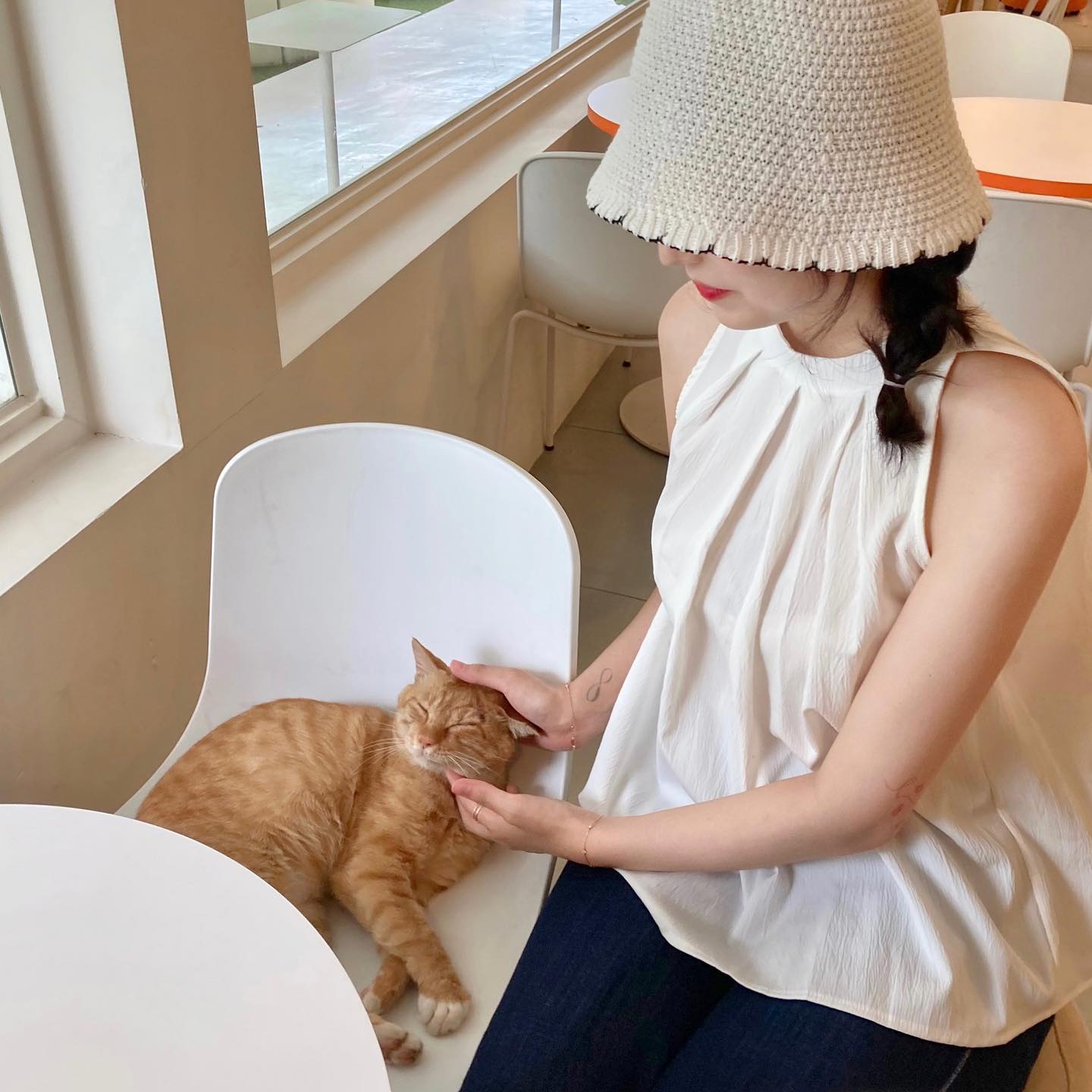 🐱💛
 
나만 없어 고양이 ,,
 
이렇게 얌전하게 있는 고양이는 처음 ,, ෆ
오랜만에 감성카페 와서 힐링 -