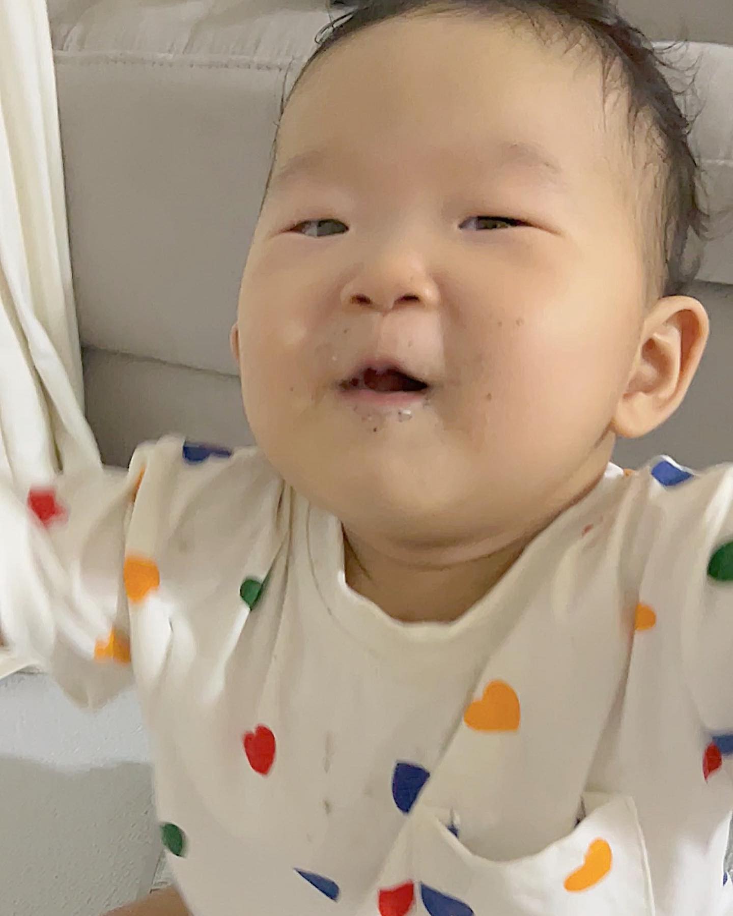 #랑랑랑소식
랑이를 폴짝뛰게 만든
범인은 2번째 장에 있어요❤️ 
잠결에 만든거라 자세히 보면 
크기가 재각각😆 

그래도 랑이가 저렇게 팔짝팔짝
날개를 피며 좋아 해줘서 역시 
이맛에 엄마가 만들지 싶었던😊

너무 행복해 보이는 랑이를 보면 
저도 같이 덩달아 행복해져요 
이게 바로 육아의 묘미인가~? 

힘이 들고 행복한, 본 정체성은 
살짝 없지만 행복한 랑이와의 시간 
요즘 일을 할지 말지 고민중인데 워킹맘
이된다면 이런 모습또한 볼 수 없다는 
생각에 몹시 슬프네요.. 

머 돈 없이 살 수 있는 세상은 없을까
집은 많은데 .. 내집은 없고, 오를대로 
오른 금리에 참 세상이 일하라고 
내모는 듯한 상황이네요.. 🫠

…
#육아소통 #워킹맘고민 
#육아일상 #호랑이맘 
#심장수술아기 #치료중