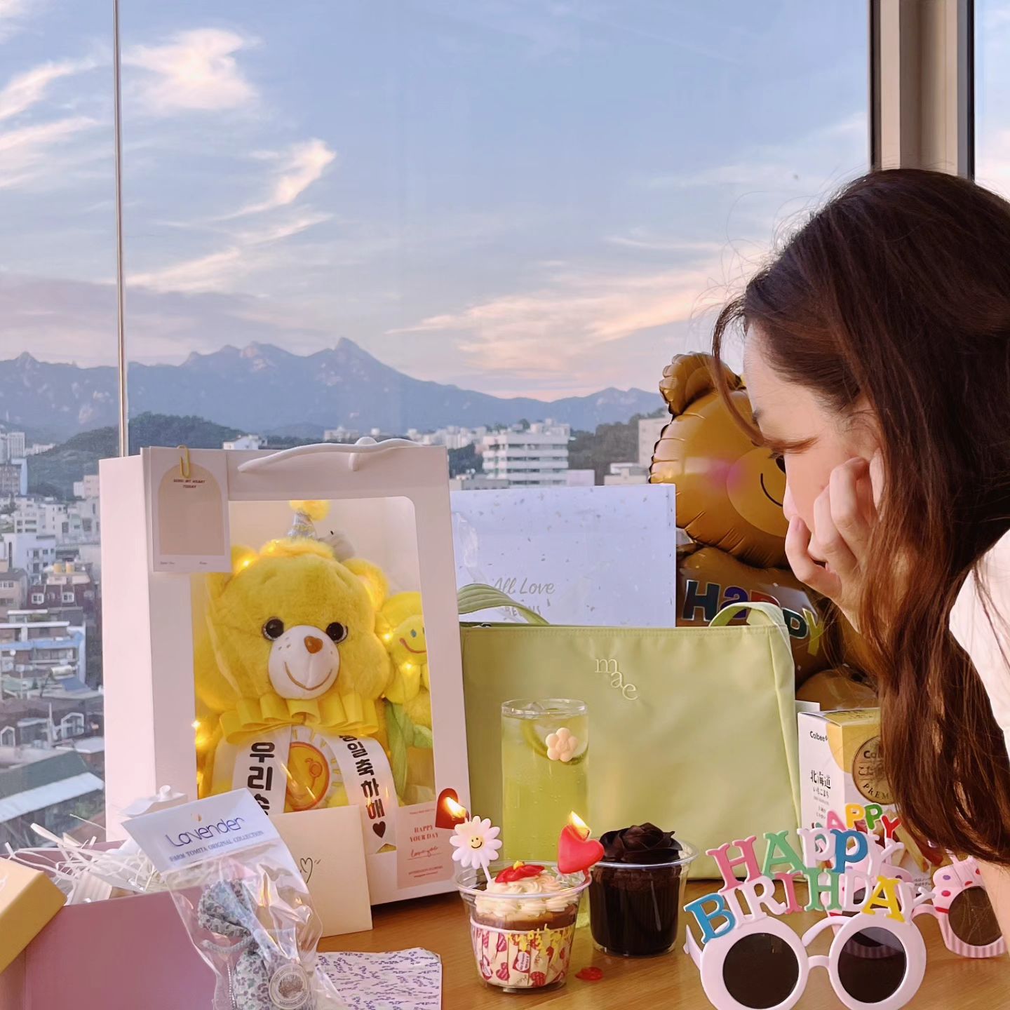 🧁 #앨리스
미니미니한게 넘 귀여웠지 뭐야🎂
생일 케이크 남아서 버릴때가 많은데
이렇게 컵케이크로 하면 깔꼼하게 잘 먹음!

배달이라 망가질까바 걱정했는데
개별 포장 옵션이 있어서 무사히 도착 :)

✔️ 치즈컵케이크
✔️ 브라우니컵케이크

달달구리 브라우니 먼저 먹느라
치즈 컵케이크는 다음 날 먹었는데
꾸덕한게 커피랑 넘나 찰떡☕️