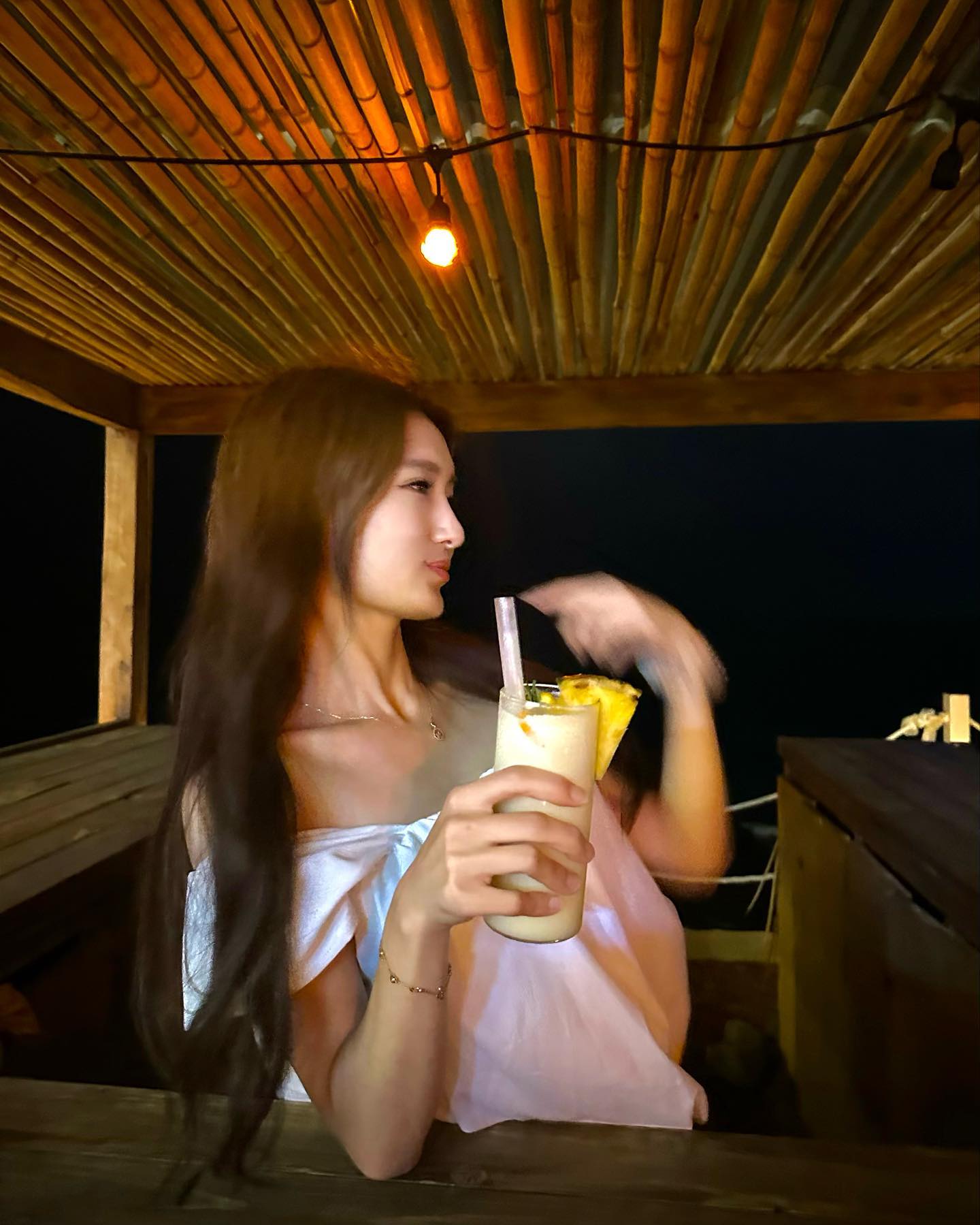 🇻🇳🇵🇭
도두 어떤 카페에 빵사러 갔는데 

직원분이 언니랑 나를 한번씩 보더니

갑자기 영어로 말을 하셨다. 
맨첨에 상상치도 못해서 
설마하면서 넹? 했는데 

나중에 ‘아!..' 하시는 걸 보고 
동남아사람으로 헷갈렸단걸 확신했다..