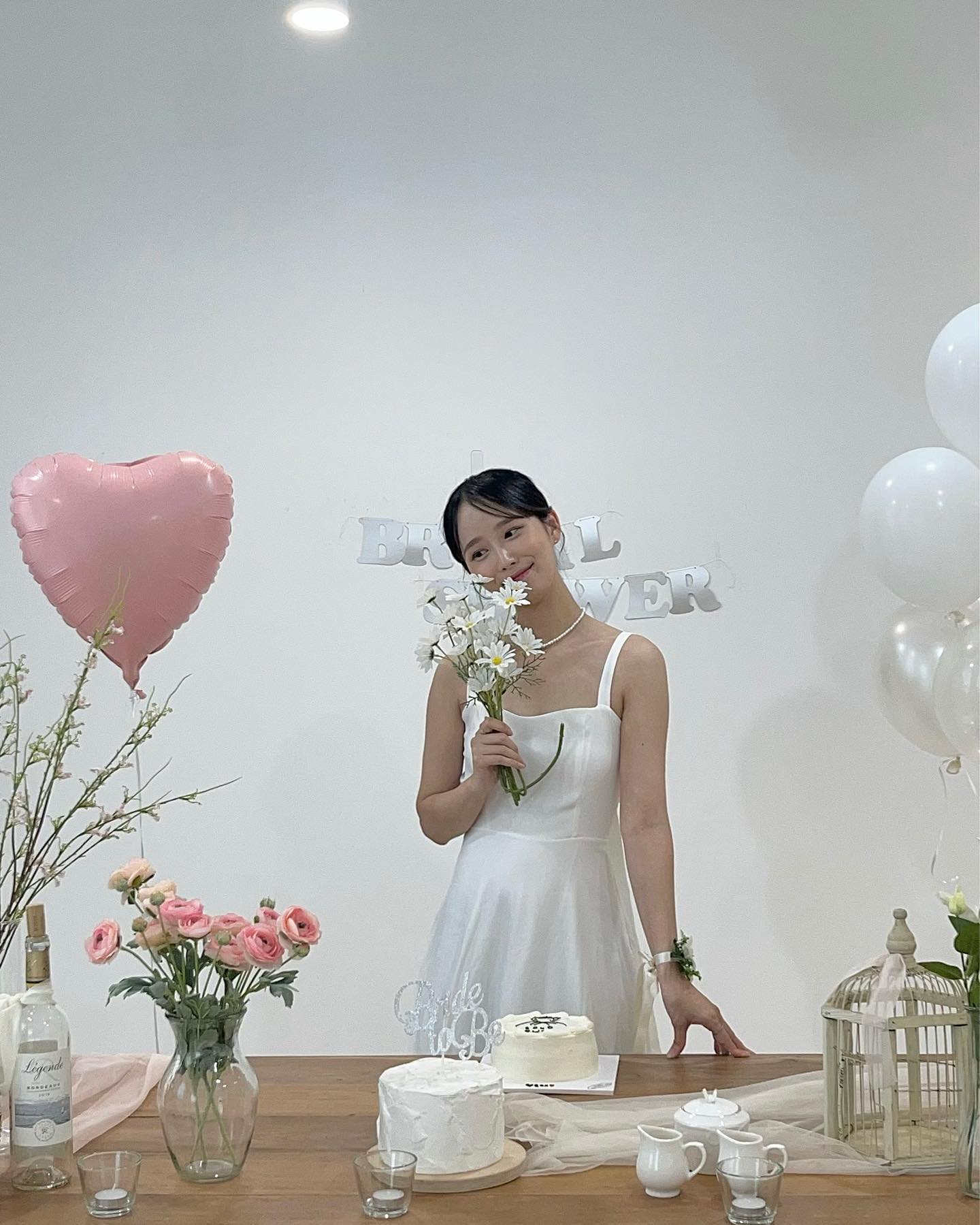 초등학교시절에 만나서.....
이제 유부가 되다니니니니니닝..
존예링 9월신부님❤️❤️❤️
내가 젤많이 축하해 행복해❤️❤️