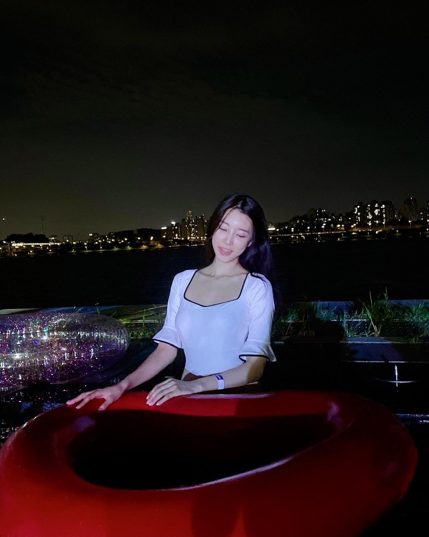 물멍 재즈멍🎺✨🌌✨

머리속이 복잡해서 사실 멍 못때림...
그래도 잠시 물 위에 둥둥은 좋았다

#한강수영장 #한강 #한강야경 #야경 #야간수영