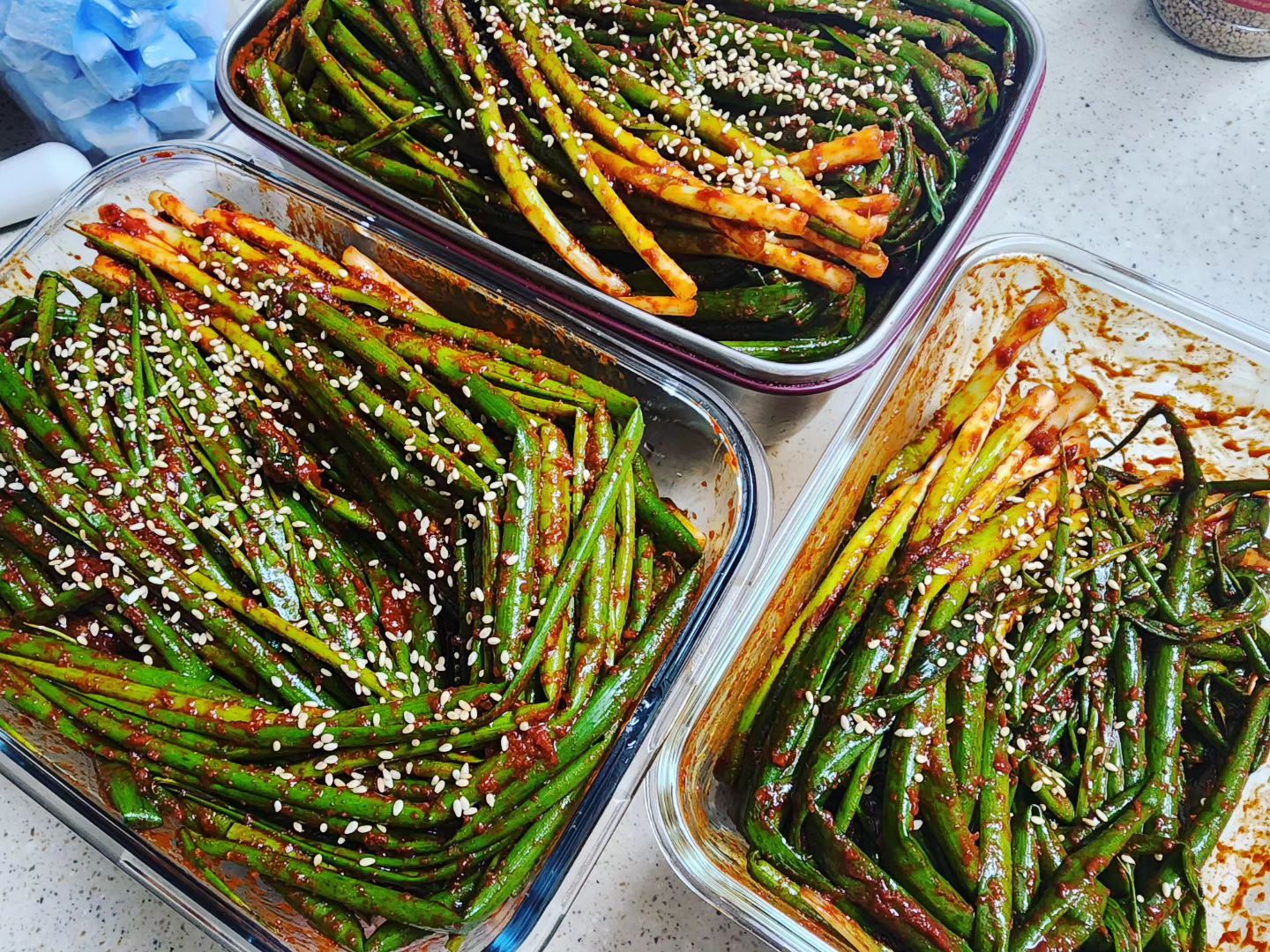 .
요즘 요리에 맛들려서는
파김치, 대파김치,
미역줄기볶음, 멸치고추물..
여름에 특히나 더 맛난 재료들로
노동해보아요..🥹
왜 손이 큰것인가...🖐
한번 만들때마다 몇통씩ㅋㅋ
달아난 입맛도 머리채끌고 
잡아오는 우리집 반찬들🤭(내기준)

#여름반찬 #파김치 #대파김치 #미역줄기볶음 #고추물 #여름요리 #집밥 #세종맘 #밥스타그램 #김치 #요리 #집반찬 #먹방 #맛집 #내돈내만 #ㅋㅋㅋ