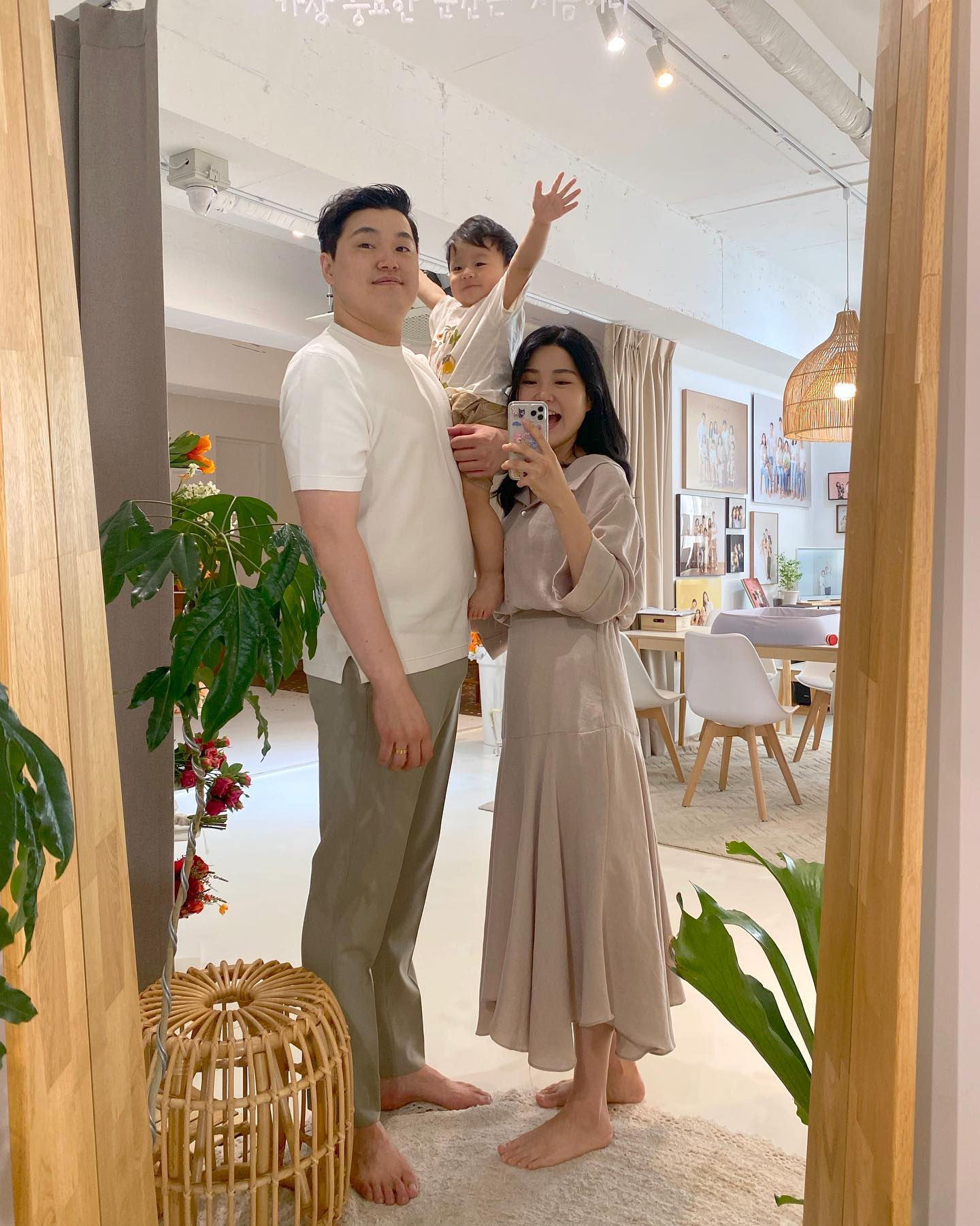 _
우리의 3주년 ♥️
찬이와 맞이하는 두번째 결혼기념일

매년 기념하기로 한 우리의 추억
가족 사진겸 기념일 사진 ! 

하나하나 쌓여가는 우리의 기록
내년에도 그 다음해에도 계속 기념해야지 🥰

#가족사진 #결혼기념일 #3주년