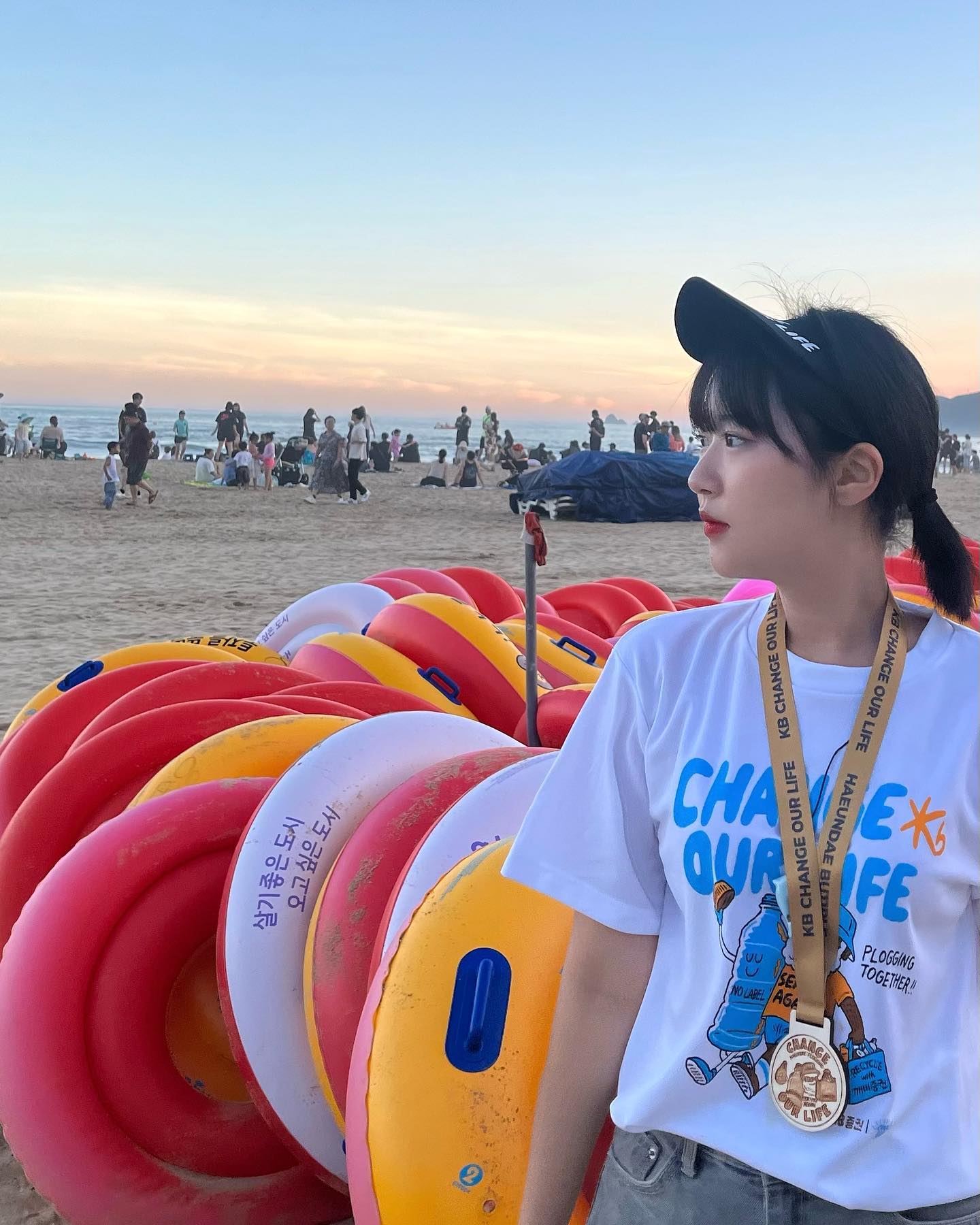 [부산을 아름답게 하는 사람들]
내 첫 플로깅 !! butiple_official 에서 진행했어요.🫶❤️‍🔥

진짜 너무 뜨거운 날씨였지만, 처음 본 분들과 길거리에 버려진
쓰레기를 함께 열심히 줍고 있으니까 재밌었고
이날 주민분들이 칭찬도 많이 해주시고 저 스스로도 너무 뿌듯한 하루였네요!!

우리 팀 1등도 하고, 저 이벤트도 1등 당첨되고 팀 룰렛도 당첨된 럭키한 날,,!!🍀 선행을 해서 모든 행운이 들어온 기분이였어요🥰그리고 굿즈들도 너무 예쁘고 리사이클링한 모자도 신기했어요. 너무 뜻깊었던 하루, 주최해 주셔서 감사합니다!~~

 Change Our Life💚

. 
.
.
.
#부산플로깅 #Changeourlife #환경을생각하는마음 
butiple_official kbsecable