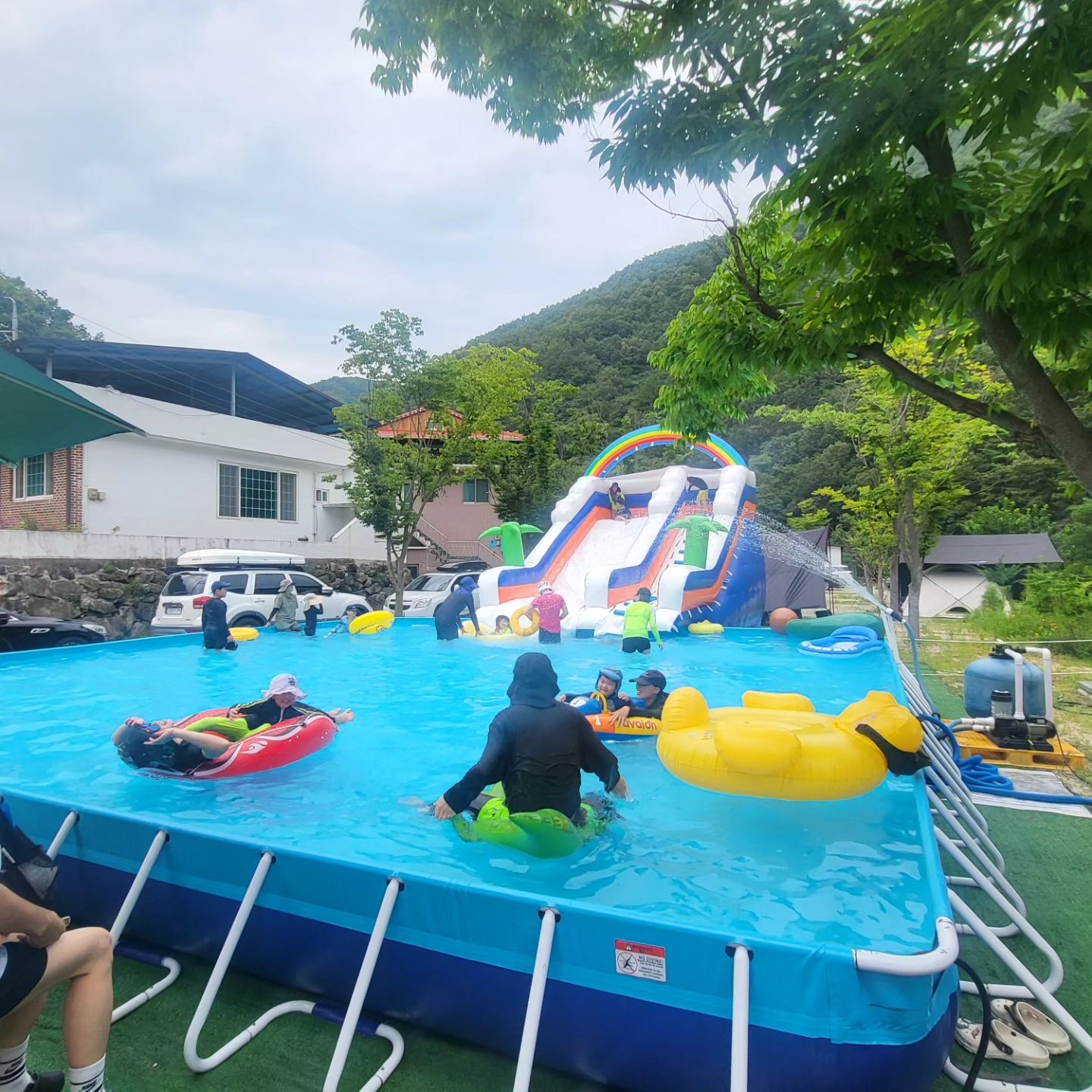 주말에 계곡으로 고고
너무 좋은데.. 물쌀이 왜이리 센지
어떤사람이 떠밀려 갈뻔  ㅠㅠ
계속은 비오고 난 다음에는 항상 조심해야 될 거 같다 ㅠㅠ