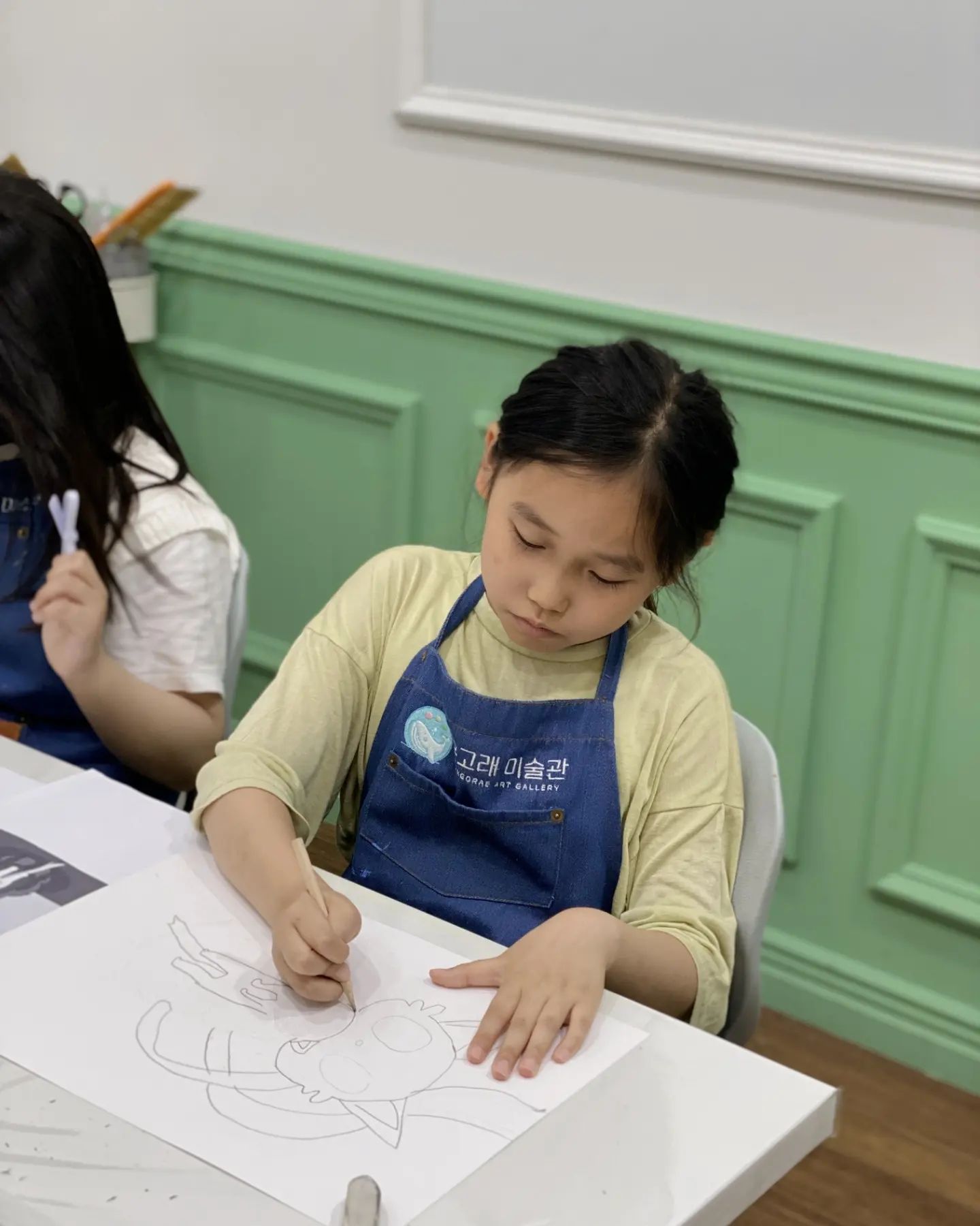 🖼🎨🖌👩🏻‍🎨

서툴지만 포기하지않고 열심히 노력하는
열정녀 #깡총이씨

그간 원장쌤 피드백을 하나하나 보다보니
실력으로나 심적으로나 한층 성장해나가고 있다는게
눈에 보인다능요🥹

앞으로도 화이팅이다요!
아민이 #하고싶은거다해
.
.
.
.
#방과후 #미술학원
#초등미술 #은고래미술관
#아민이누나 #avelygram