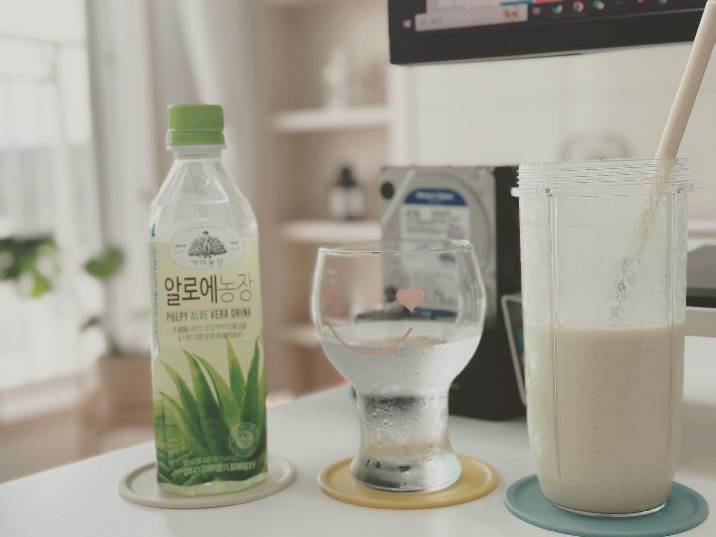 뭔가 많이 마시는 편
얼음이 녹으니까 티코스터 필수

#음료부자 #거실은사무실 #거실스타그램🏠