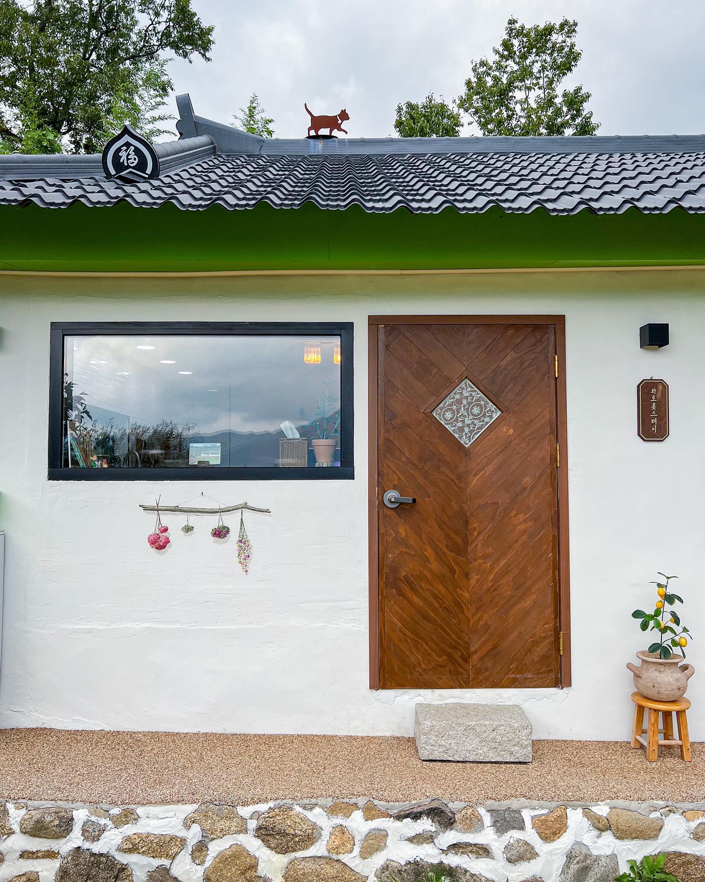 [하동]

🏡 와로롯스테이 warorot.stay 

▫️경남 하동군 악양면 노전길 145
▫️입실 : 15시, 퇴실 11시
▫️기준 2인 (최대 4인, 영유아 포함)
▫️네이버로 매달 1일 5시 예약
▫️ 무료주차가능 - 숙소 앞 주차가능
▫️애견동반 불가능
▫️Yes 키즈존

▫️바베큐 가능, 불멍가능 / 조식신청가능
▫️사계절마다 다른 컨셉으로 운연
▫️시네마룸 (넷플릭스,디즈니), 블루투스스피커 
▫️웰컴스낵 제공, 커피머신, 에어프라이기 , 얼음 , 생수

#인조이_하동 자세한 후기는 블로그에 있어요 ෆ