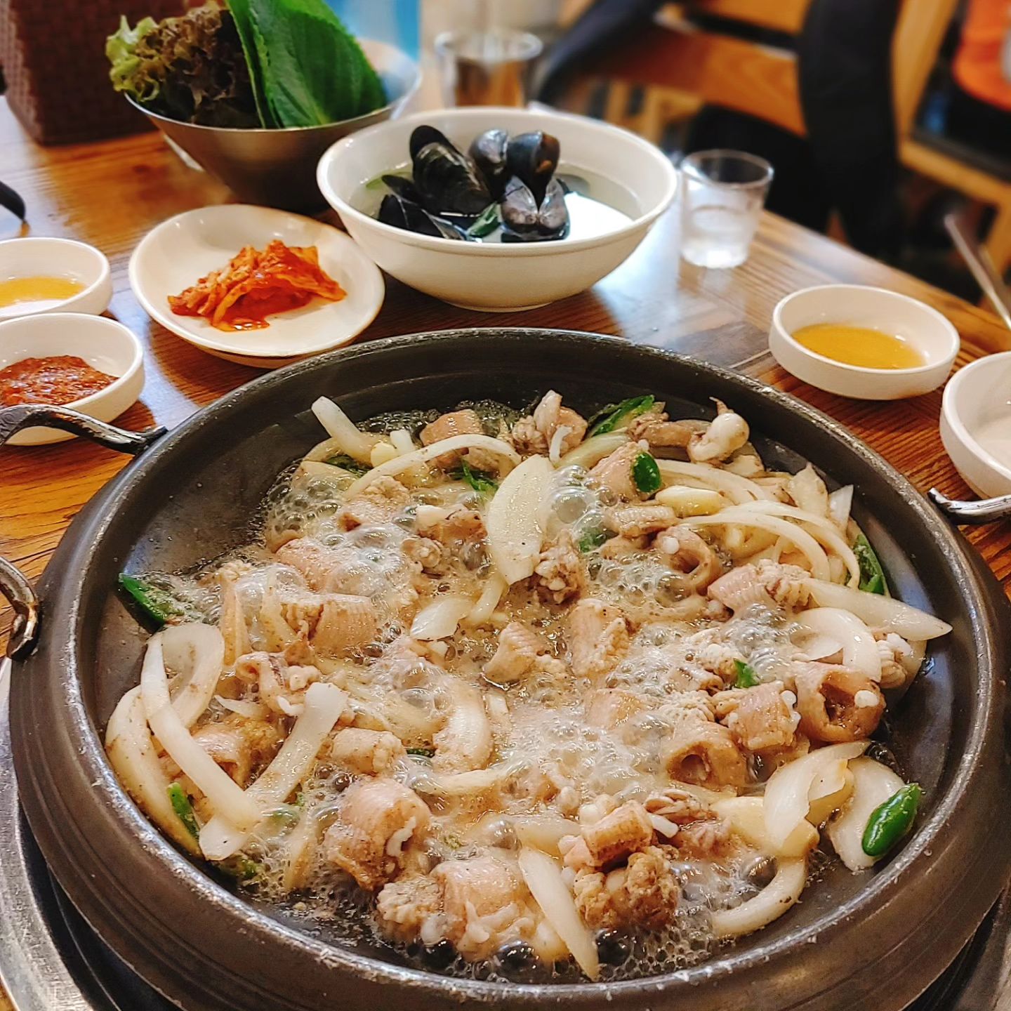 😋 부산 꼼장어 먹으러 해운대시장

양념이냐 소금이냐 고민하다가
꼼장어의 맛을 더 느끼고 싶어서 소금으로!!!!
역시 부산은 곰장어다 💕💕💕

둘이서 중짜 시켜도 양 모자름 ㅋㅋㅋㅋ
맛있게 먹고 술마시고 난리난 오늘 🤭
불토 뿌시자 휴가 뿌시자!!!!

#먹보얄라 #칠암산곰장어 #부산곰장어 #부산해운대맛집