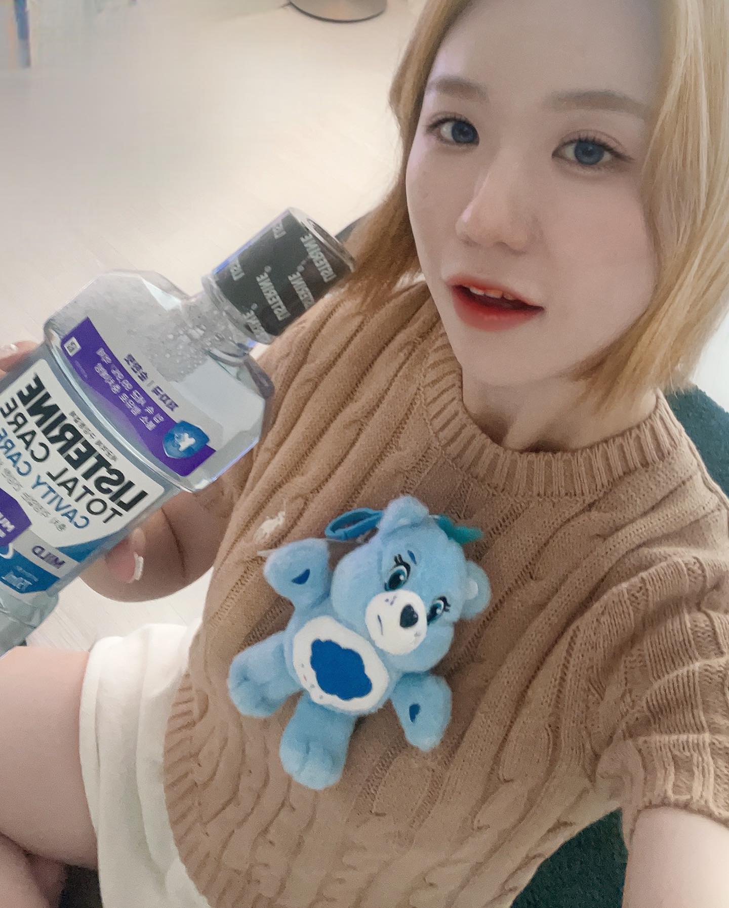 #AD 🍰 오저추는 내가 좋아하는 스벅케쿠 & 토마토 바질 양파 크림 베이글…🍅🥯🥯
 
리스테린 새로운 신제품 '토탈케어 캐비티케어 마일드' 🌱
7배* 더 강력한 충치예방으로 블랙아이스민트향으로 상쾌한 데일리 관리 가능😄🍃

  불소 코팅으로 충치 예방 + 칫솔/치실만으로는 부족하니 리스테린으로 관리하는 내 루틴 🦷🍬

케어베어 콜라보 키링도 함께 만나볼 수 있음 with 공식몰n올리브영🐻✨

🌟*의약외품 주석 : 제품 상세페이지를 참고해주세요.  #리스테린 #토탈케어캐비티케어마일드 #신예은PICK #7배충치예방 #불소코팅 #충치가글 #올리브영추천 #에탄올무첨가 #구강청결제 🌟

여러분, 안녕하세요! 스타벅스에서 제가 좋아하는 케이크와 함께 맛있는 토마토 바질 양파 크림 베이글을 먹어봤어요! 🍰🍅🥯

이렇게 맛있는 먹거리를 즐긴 후에는 이제 ‘토탈케어 캐비티케어 마일드’를 사용해서 7배* 더 강력한 충치 예방을 할 거에요! 😄🦷

특별 콜라보 키링도 꼭 확인해보세요! 놓치지 마세요! 🛍️🐻

🌟

🍰 My Instarbucks Cake & Tomato Basil Onion Cream Bagel Pick! 🍅🥯

Hey everyone, just tried my favorite cake from Instarbucks along with a delightful Tomato Basil Onion Cream Bagel! 🍰🍅🥯

Taking care of my teeth is important, so after enjoying these treats, I make sure to use '토탈케어 캐비티케어 마일드' for that extra-strong 7x* cavity protection! 😄🦷

Remember, you can find these goodies at onlinemall  and also check out the special collaboration keyring! Don't miss out! 🛍️🐻