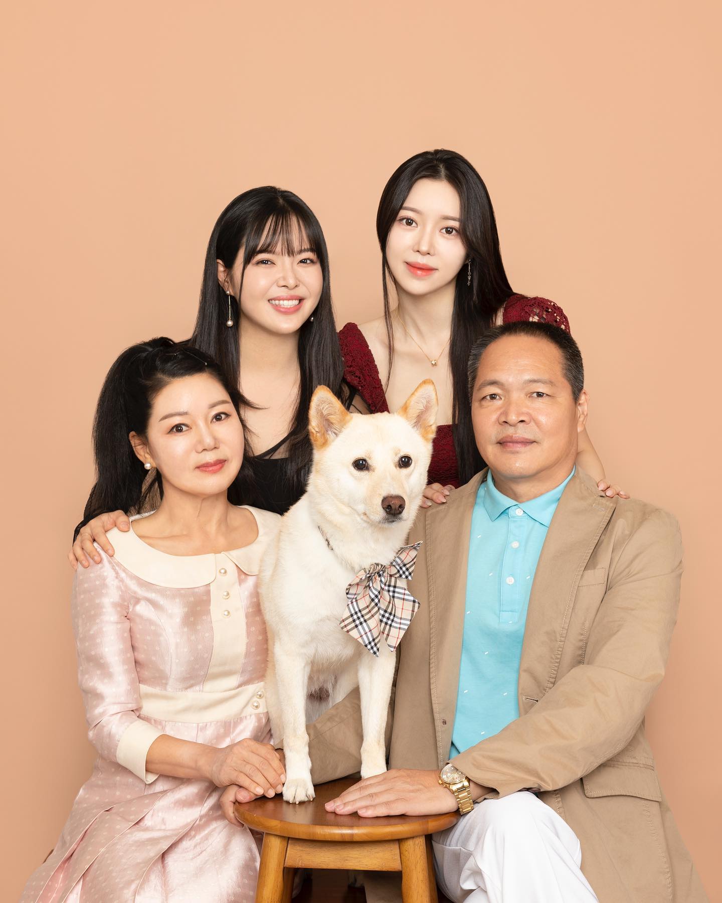 Happy family💕
FYI, Bori is a girl🎀

.
.
#family #photography #familydog #instagram #가족 #사진 #반려견 #진돗개