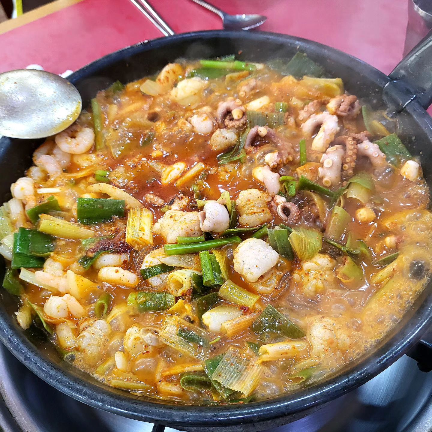 여기 진짜 맛집이에요!!!!!

진짜 밥말이 미춋더라고요 ㄷㄷㄷ
밥을 같이 주는데 낙곱새 국물이랑 새우랑 낙지랑 곱창이랑 같이 비벼비벼서 먹어주면 짱이더라고요!
곱창은 입에서 살살 녹아서 사라지고 여기에 나오는 반찬들까지 완.벽. 당면 사리를 2번이나 추가했는디 진짜 국물이 스며들어서 완전 미춋.....🤦‍♀️ 꼭 드셔보세요!!

🐙🐂🦐 개미집 광안리본점
🐙🐂🦐 부산 수영구 광남로130번길 9 1층 개미집
.
.
.
.
.
#먹스타그램#푸드스타그램#광안리맛집#광안리낙곱새#낙곱새맛집#개미집#광안리맛집추천#한식#개미집광안리본점#광안리#낙곱새추천#좋아요#먹팔#먹팔해요#follow