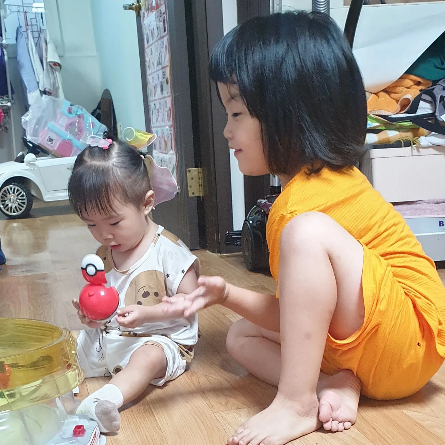 오랜만에 이은이 놀러온날~
내가 코감기로 일주일?만에 이은이가왔당 ㅋㅋ
송연이는 이은이 껌딱지ㅋ
이은이도 송연이언니 껌딱지~
누가보면 삼남매엄마인줄 ㅋㅋ ㅋㅋㅋ 
사이좋게 지내니 다행이다 🤗
지금처럼 꽁냥꽁냥 잘지내랑~
이은이가 집에 가자마자 송연이는 눕더니
1분만에 기절😴😴
이은아~고마워 miyeong81382500 

#사이좋은남매 
#삼남매엄마아님
#껌딱지 
#반가운동생
#지금처럼만자라다오 
#행복한시간 
#텐션업 
#지금처러만쭈우우우욱💕 
#사진에설탕한스푼 
#꽁냥꽁냥