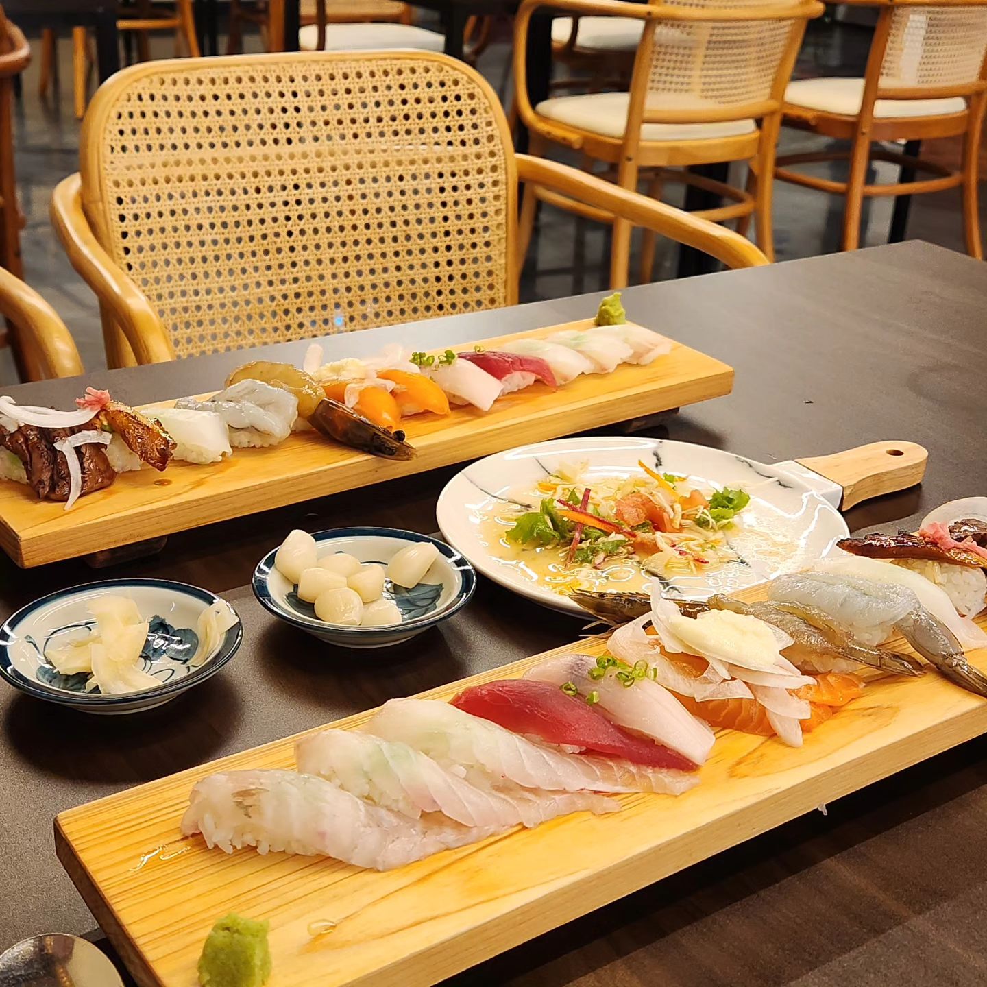 ,
🍽관저동 맛집🍽

래준이랑 퇴근하고 비오는 날에도 뚫고간 곳!

🍣 관저동 스시니배로

1주년 행사라 10%할인받아서
스페셜 초밥을 먹고왔음❣️

일단 여기는 새우초밥이 최고🫶
새우살이 통통하고 부드러워 쫀맛임..👍굿💪
새우는 다음에 추가 주문해서 먹어볼까(츄루룹...🤤🤤)

내 사랑 연어초밥은 말해소모해😘
당연히 맛있었음!

그리고 직원들 넘나 친절하도라🙈
샐러드 다먹어갈때쯤 먼저 더 드릴까요? 여쭤보심🫣
이런 친절 넘 좋ah❣️

초밥먹다보면 모밀면이 나오는데 
요것도 넘 맛있어서 흡입해버림!

다음에는 술이랑 반주하러오기로
나와 약속하고 오늘의 먹방일기 안뇽!!
.
.
.
#대전맛집#대전초밥#대전서구초밥#관저동초밥#관저동맛집#관저동스시#관저동핫플#존맛탱#스시#혼밥가능#혼술가능#대전서구맛집#장인의맛#여기는#스시니배로