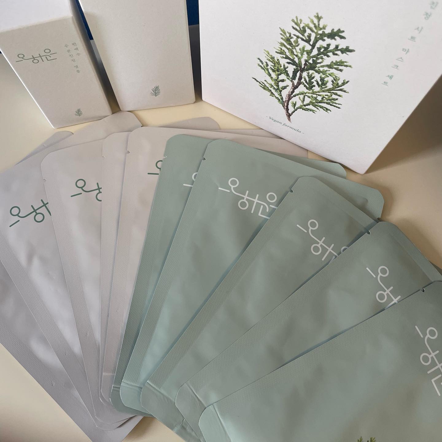 안녕하세요 오하운 서포터즈 이지민입니다👩🏻‍💻
오늘 다룰 제품은 오하운 편백수 수분진정 시트마스크 세트‼️
민감성 피부의 빠른 진정을 위한 오하운 시트마스크팩 세트✨

📍메인성분
1) 편백수, 쑥잎수 등 민감한 피부의 보습과 영양, 진정에 도움을 주는 앰플이 25ml나 함유

2)미백/주름개선 기능성 성분 나이아신아마이드, 아데노신: 
식약처 고시인증을 받은 대표적인 미백, 주름개선 원료

3)식물성 천연원료인 수딩쿨러(soothing coolere): 참마, 알로에, 다시마, 당느릅나무뿌리, 제비꽃을 이용한 식물성의 전연원료로서 피부의 과도한 열을 제거 하여 피부의 진정 및 안정화

📍두 가지 시트마스크의 차이
1)오하운 편백수 수분진정 프리미엄 시트 마스크
2)오하운 편백수 수분진정 시트 마스크
오하운 시트마스크는 두가지✌🏻종류가 있는데, 
내용물은 같지만 시트만 다른 타입이에요
1️⃣ 수분진정 프리미엄 시트 마스크
피티셀(PT CELL)로 제작
고급 시트마스크에서 주로 사용하는 소재
미세한 그물구조로 되어 있어 수분을 많이 보유 
고밀도 마스크 재질이라 약간 두꺼우나 
답답하지 않고 초밀작되는 시트마스크

2️⃣ 수분진정 시트 마스크
리오셀로 제작
자연스럽게 생분해되는 100% 무공해 시트
완전 밀착되고 부드럽고 자극 없는 시트
얇지만 앰플을 최대한 많이 머금을 수 있는 소재

📍사용 방법
1)세안 후 화장수를 이용하여 피부결 정돈
2)파우치를 개봉하여 시트를 꺼낸 후 얼굴에 부착
3)약 10 ~ 20분 정도 지난 후 시트 제거
4)남아있는 앰플을 가볍게 두드려 피부에 흡수(앰플의 양이 넉넉하여 목이나 바디에 사용 가능)

자연과 일상, 조화로운 하루🌿
오하운의 특별함✨
오하운이 만듭니다‼️
다음에 더 다양한 제품들로 돌아올게요🤍