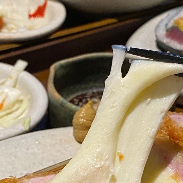🅜🅐🅝🅓🅜 잘 먹는 만듬이 먹스타 on Instagram: "#협찬 파미에스테이션 맛집 추천 #카츠8 치즈카츠 + 후토마끼 + 우동이 나오는 카츠반상 ! 치즈 양 대박이쥬? 부드