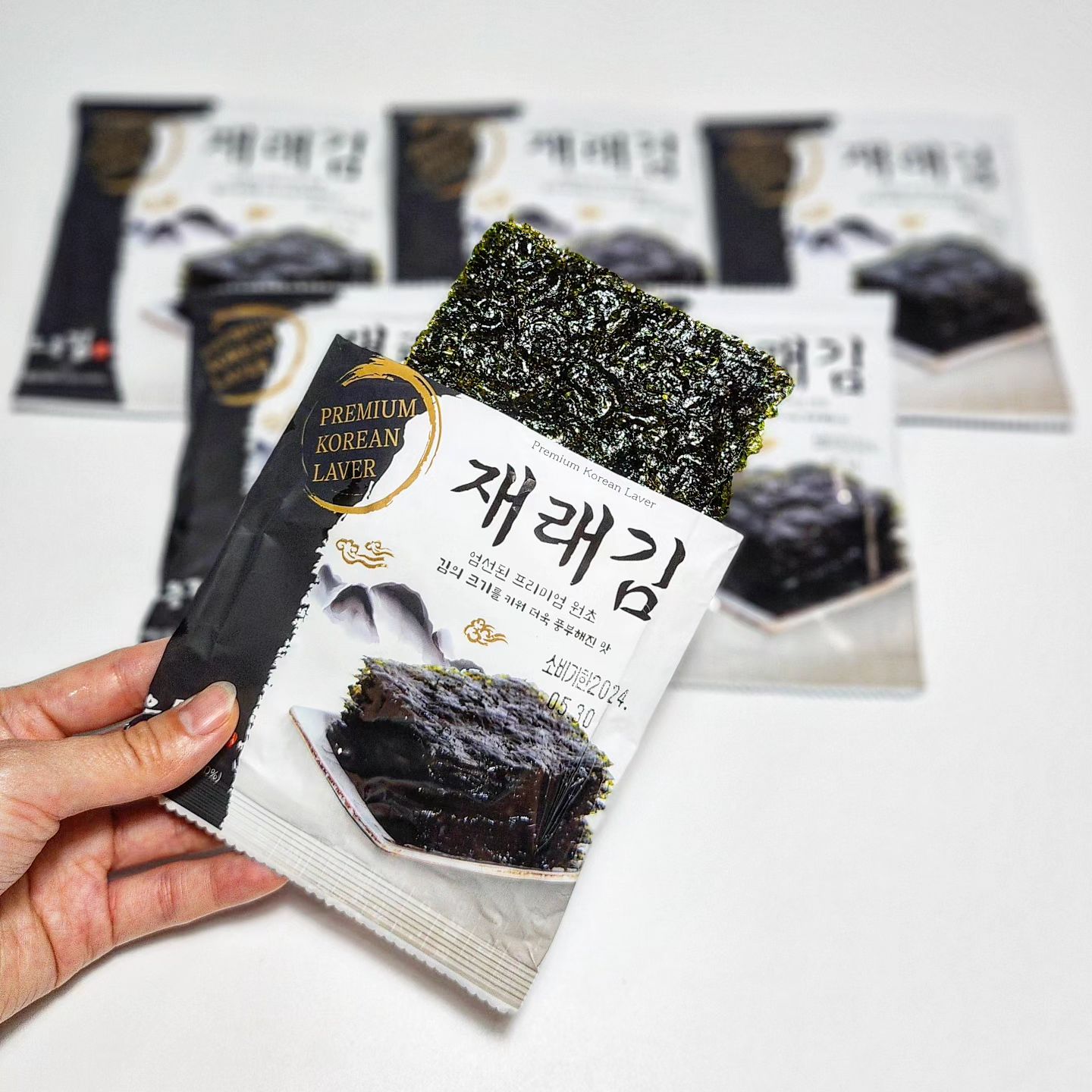 #협찬⠀
➡️ 상품명: 대천으뜸김 재래김
➡️ 별점: ★★★★★
➡️ 판매처: 대천으뜸김
➡️ 가격: 24봉 13,000원
➡️ 맛
✔ 대천으뜸김의 재래김은 도시락김용 김이 아니라 고품질의 고소하고 진한 전장김을 컷팅해 도시락김 사이즈로 포장한 고급김입니다.
✔️ 김 한장 사이즈가 일반 도시락 김보다 더 커서 일반 도시락 김에 비해 김 1장 만으로도 풍부한 김맛을 느낄 수 있습니다.
✔️ 포장도 환경을 생각하여 플라스틱 용기를 없애고 포장지 부피를 줄였으며, 실리카겔이 없어 봉지 끝을 살짝 누르시면 가위로 반을 쉽게 자를 수 있습니다.
✔️ 토종김 원초가 80% 이상 함유된 고급 도시락김을 드시고 싶으시다면 대천으뜸김을 구매해 보시기 바랍니다.
⠀
#대천으뜸김 #김 #어린이김 #김선물세트 #김세트 #맛있는김 #재래김 #김선물 #선물용김 #조미김 #조미김추천 #김반찬 #고급김 #김종류 #맛스타그램 #맛집 #맛집추천 #먹스타그램 #먹팔 #선팔 #맞팔 #먹스타#소통 #일상 #데일리 #오늘의메뉴 #식단