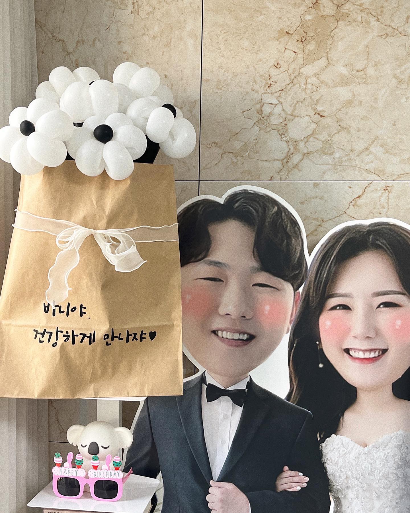 바니바니 만삭촬영 때 아주 잘 사용했던 꽃풍선-💐🎈🖤🤍
지금은 집 거실 한켠 우리웨딩사진옆에 귀엽게 자리잡고 있음 ( ◡̉̈ )​ꢭ
택배도 신경써서 보내주셔서 이벤트 / 촬영있는 날 완전 추천 !
흐엉- 이제 진짜 우리 바니 나올 날만 남앗넹 #설렘반두려움반 

#꽃풍선 #풍선선물 #선물추천 #파티 #파티풍선 #촬영소품 #촬영부케 #촬영컨셉 #꽃다발풍선 #풍선꽃다발 #이벤트 #이벤트선물 #이벤트풍선 #이벤트꽃다발 #꽃다발택배 #꽃다발주문 #꽃선물 #꽃다발 #꽃스타그램 #셀프촬영소품 #셀프촬영 #셀프촬영부케 #풍선장식 #풍선아트 #풍선맛집 #풍선꽃