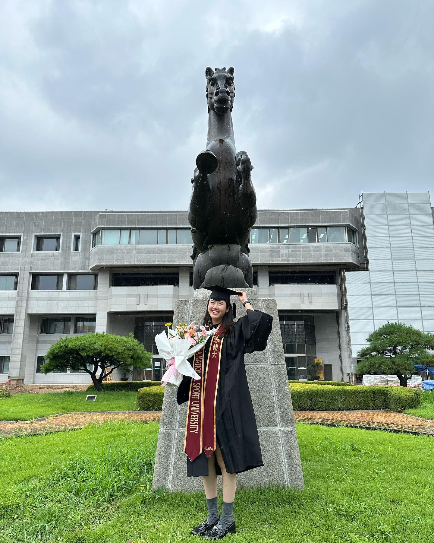 👩‍🎓눈 깜짝할 사이에 지나간 대학생활🥲

코로나 때문에 2년 가량이 의미없이 흘러가버렸지만.,, 푸르니, With:U 총학생회 덕분에 좋은 학우들도 많이 만나고 다양한 경험도 할 수 있었던 것 같다

복수전공까지 4년 안에 마무리 하고 싶었지만.,, 수강신청을 잘못한 관계로.,, 🫨 ㅋㅎㅋㅎ 코스모스 졸업을 하게 될줄이야.,, 그래도 재미는 있었다.,,🥲 하고 싶었던 산업, 경영 공부도 하면서 앞으로 진로의 대해 더 확실히 할 수 있었고 복수전공 덕분에 좋은 교수님들도 알게되고, 양질의 실습도 경험해보았던 것 같다 ㅎㅎ

4학년, 그리고 마지막 학기까지 의지되고 힘이 되어줬던 With:U❣️ 너무 고맙습니다.,, 저랑 점심을 함께해준 재훈오빠 너무 감사하고.,, 수영 강사 일은 다치지말고 쭉 하셨으면 좋겠습니다.,, 승마장 다녀올 동안 자리를 찜해주신 규현오빠 너무 감사합니다.,, 알바트로스.,,활동은 안했지만 동아리방만 사용하고, 회식만 참여한 그 동아리.,, 아쉽네요.,, 죄송합니다.., ㅋㅎㅌㅋㅌㅎㅋ 종원오빠, 다원이 너무 고마워융ㅎㅎ 그 외에 많은분들.,, 학교에서 보면 반갑게 인사해주고 챙겨줘서 감사했습니닷🥹❤️

같이 졸업하는 노체 동기 성빈오빠 진짜 늘 리스펙 합니다.,, 올 A..,, 정말 우리나라 발전을 위해 일해주세요.,, ㅌㅎㅌㅎㅋ 그리고 미홍 국장님 같이 졸업해서 영광입니다!! 미래 고객님(?) ㅋㅎㅌㅎㅋ

그리고.,, 한마야 엄마는 이제 졸업한다.,, 천마형과 함께 학교를 지키거랏.,, 학교 행사에도 잘 참여하고.,, 🦄❤️ 축제때 다시 나오면 보러올게 ㅎㅎ❤️

할튼.,, 4년 반.,,! 재밌게 학교생활하고 이제 사회인으로 첫 걸음 내딛습니다.,,! 🔥🔥 흑흑.,, 월요일이 되면 전 다시 신입사원 정성은으로 돌아갑니다.,, 으악.,!🤣🤩 잘있어라 한체대.,,!!

mogwanang__ 
gyu_hyeon99 
blackhair._.will 
1zrchoi 
beentman 
choco_pie__rain_

#졸업 #졸업사진 #졸업식 #한국체육대학교 #대학교 #졸업스냅 #한체대 #좋아요 #좋반 #좋테 #주말 #주말일상 #좋아요반사 #좋반테러 #팔로우 #like #instalike #daily #instagram #fashion #패션 #옷스타그램 #prada #thombrowne #치마코디 #코디 #followforfollowback #follow #프로필사진 #프로필포즈