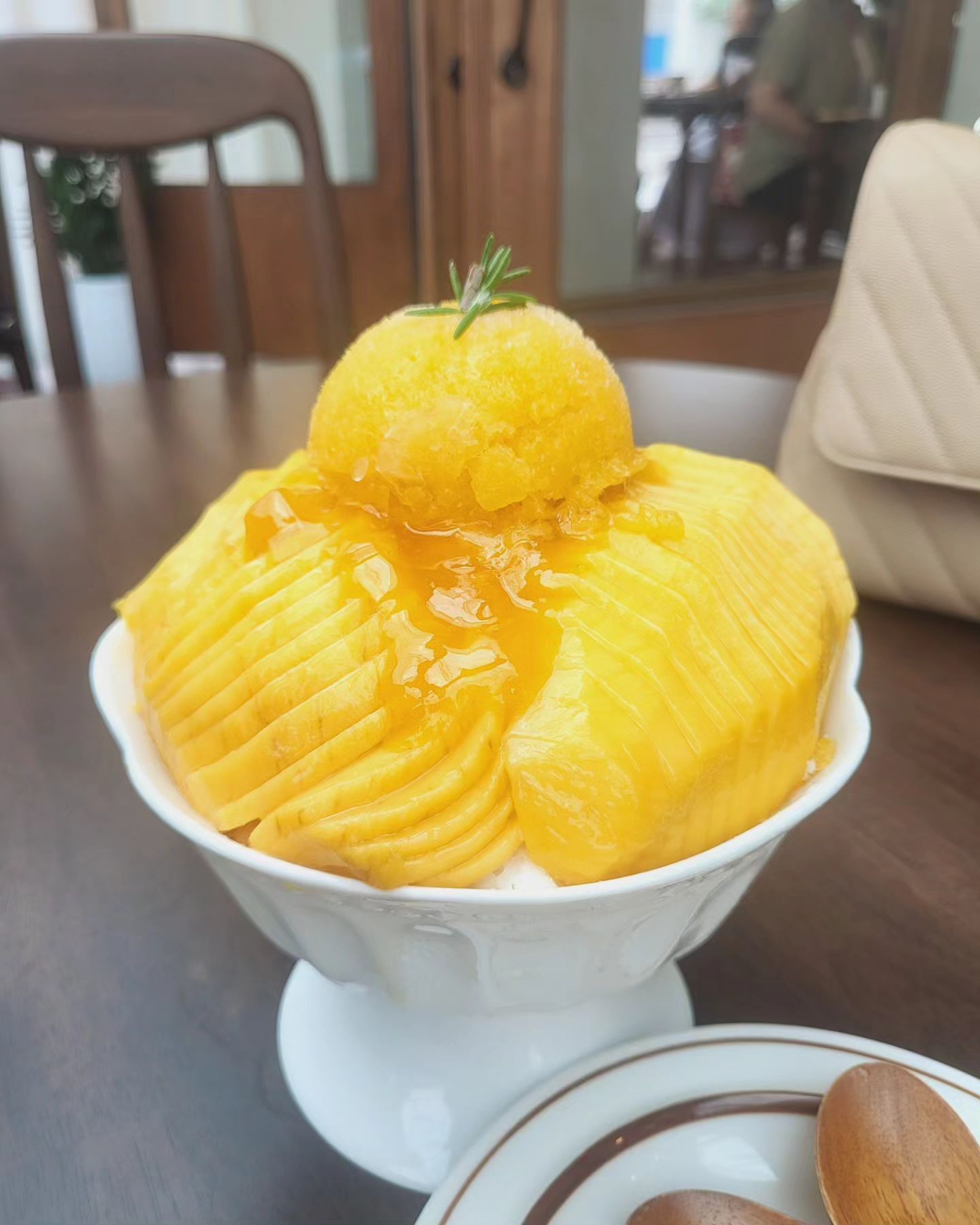 가볍게 머리자르고
시원하게 🥭 망고빙수 먹으러💛
.
.
대기명단이 있을정도로
인기가 많았던..
망고빙수 맛집 카페
'필앳홈'
.
.
밑에도 우유빙수여서
끝까지 맛있게 먹었댜~😆👍
.
.
.

#빙수맛집#망고빙수#생과일망고#망고좋아#애플망고#일상#일상기록#일상사진#사진#과일사진#소확행#좋아요#주말#주말일상#여유#필앳홈#카페추천#카페투어#송리단길#잠실카페#잠실카페추천#주말카페#행복#우유빙수#맛집찾기#일상룩#오오티디#주말룩#소통#일상스타그램