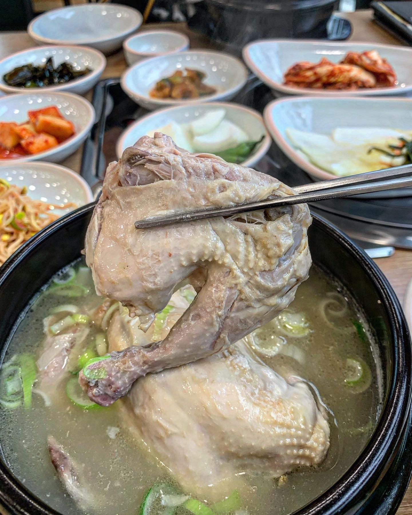 #온정 #광양온정 

✔️전복삼계탕 2개

오늘은 닭요리 전문점 이순신대교맛집 온정에 다녀왔습니다 !

이순신대교 맛집 온정은
닭요리 전문점이라 온통 닭요리에요
닭요리 외에 제육볶음 ,만두 , 두부지짐도 있어요 닭죽도 따로 있어서
아이들 데리고 오기도 좋은 거 같아요 !

닭이 엄청 실해요
다리 날개도 엄청 크고
닭안에 찹쌀이 잔뜩 들어가 있어요
닭고기가 너무너무 ❌ 100
부드러웠어요 !!!!
닭가슴살 마저 완전 부드러웠던 ,,
뼈가 그냥 부서지더라구요
ㅋㅋㅋㅋㅋㅋ
그만큼 정성들여 푹 끓였으니 국물은
얼마나 마싯게요 ~ ? 🤤🤤

국물 한번 떠 먹으면 헤어나오지 못합니다
여러분 ,,
계속 엄마한테 권하면서 국물만 미친듯이 떠먹었어요
원래는 국물 마시면 배불러져서 다른거 더 못먹을까봐 참고 있었는데
손이 제멋대로 ,,ㅋㅎㅋㅎㅋㅎ

광양 온정은 두부빼고는 다 국내산 !!
완전 믿먹이쥬
여기 진짜 지인들 끌고서라도
가고 싶은 맛집이에요
일부러라도 광양까지 데꾸가서
맛보여주고 싶은 맛 ,,
이제 삼계탕 먹고 싶을때 또는 복날에 어디가야하나 고민할꺼 없이 갈 곳이 생겨서 세상 행복합니다
그리고 정 많고 친절하신 사장님 덕분에 기분좋은 식사했어요 ‼️

기대안했던 곳이었는데 인생삼계탕이 되어버렸지 모에여 ,,, 💗
매년 여름 온정가서 몸보신하려구요

#광양 #광양맛집 #삼계탕 #전복삼계탕 #몸보신