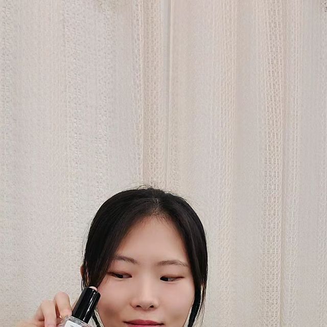 유하랑 on Instagram: "#협찬 #광고 @blackhobby_official 일요일 아침 침대 속에서 뒹굴거리는 듯한 코튼향과 은은하고 달콤한 꽃향기와 머스크 향기를 담은 블랙하비의 호텔구스 처음 뿌렸을 때는