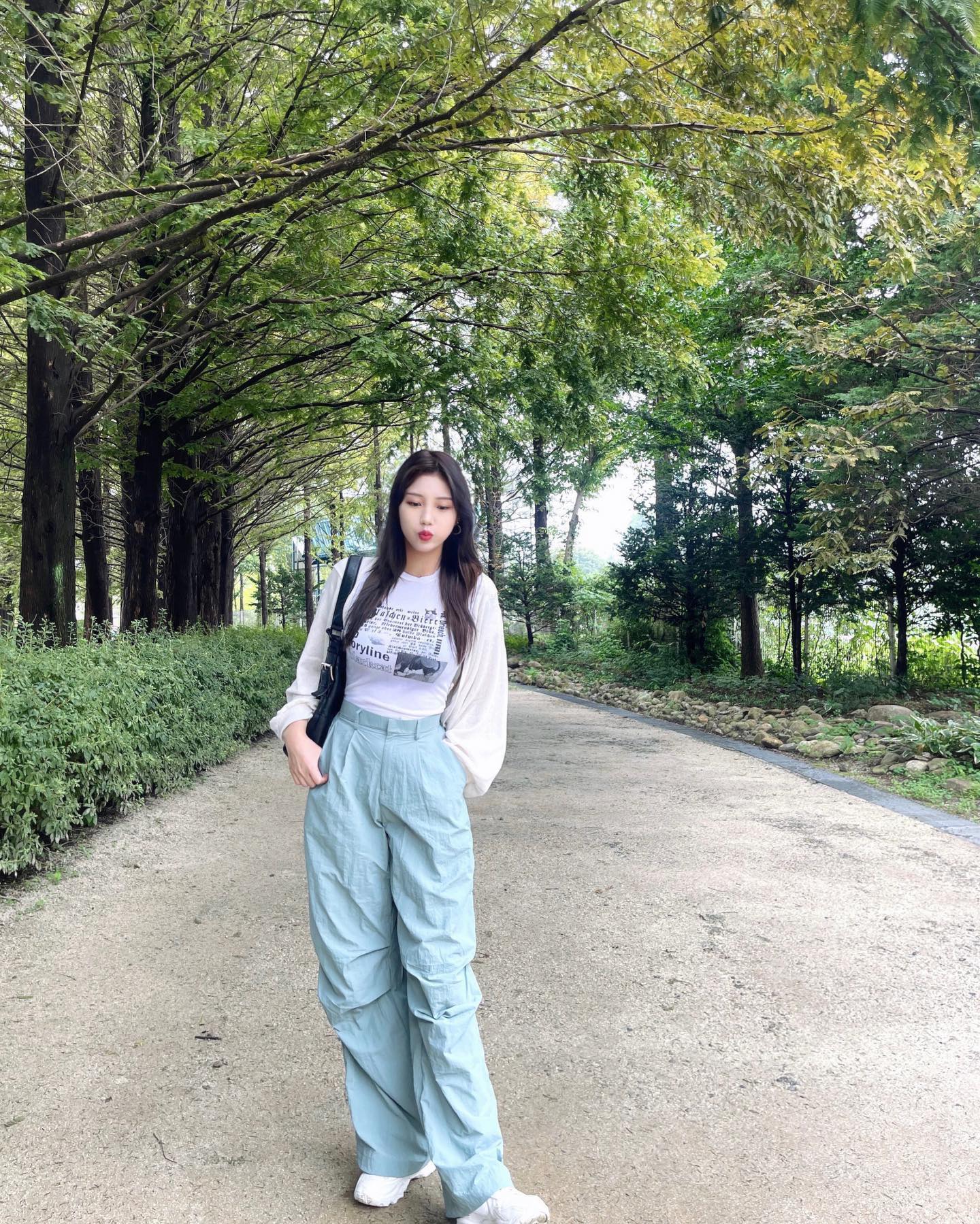 [#협찬 #광고] #아이러니포르노 1rony9orno_official 

🪂[워터프루프]윈드브레이커 파라슈트 팬츠 🪂
ㄴ 나일론 100%
ㄴ 베이직한 디자인에 여유로운 와이드 루즈핏
ㄴ 통기성과 가벼운 중량감으로 한 여름에도 편안한 착용감
ㄴ 방수 효과가 높은 소재 사용으로 생활방수가 뛰어남
ㄴ 셋업 또는 단품으로 활용하기 좋은 아이템 
ㄴ 반 오비 형태로 부담감이 적음
ㄴ 앞면에 파라슈트 주름 디자인으로 스트릿한 무드를 느낄 수 있음
ㄴ 허리 쪽 바텍 디테일로 퀄리티를 높임
ㄴ 스트릿한 컬러감이 좋음

가벼우면서도 스트릿한 외출복으로 착용하기 너무 좋은 바지!!👖

☔️비오는 날 습하고 더운 장마 시즌에 착용했는데 너무 편하고, 시원하면서도 부담스럽지 않은 컬러감으로 바지 하나로 스트릿 패션 완성!
방수 소재라 흙탕물이 튀겨도 쉽게 닦여져서 좋았습니다

https://www.musinsa.com/app/goods/3346140/0#top

#아이러니포르노화이트라인 #남여공용팬츠 #긴바지 #와이드팬츠 #나일론팬츠 #데일리룩 #바지추천 #셋업 #여름바지 #PANTS #パンツ #아이러니포르노x텍토리 #파라슈트 #바지 #무신사