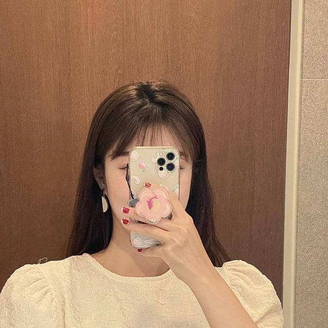 지이🤍 on Instagram: "#광고 @right_here_women 벨트 착용한거랑 안한거랑 같은 옷인데도 느낌이 달라져서 요즘에 꼭 벨트 하구 다니고 있어요 💫 벨트 착용한게 더 맘에 들어서요 〰️ 🖤 롸잇히