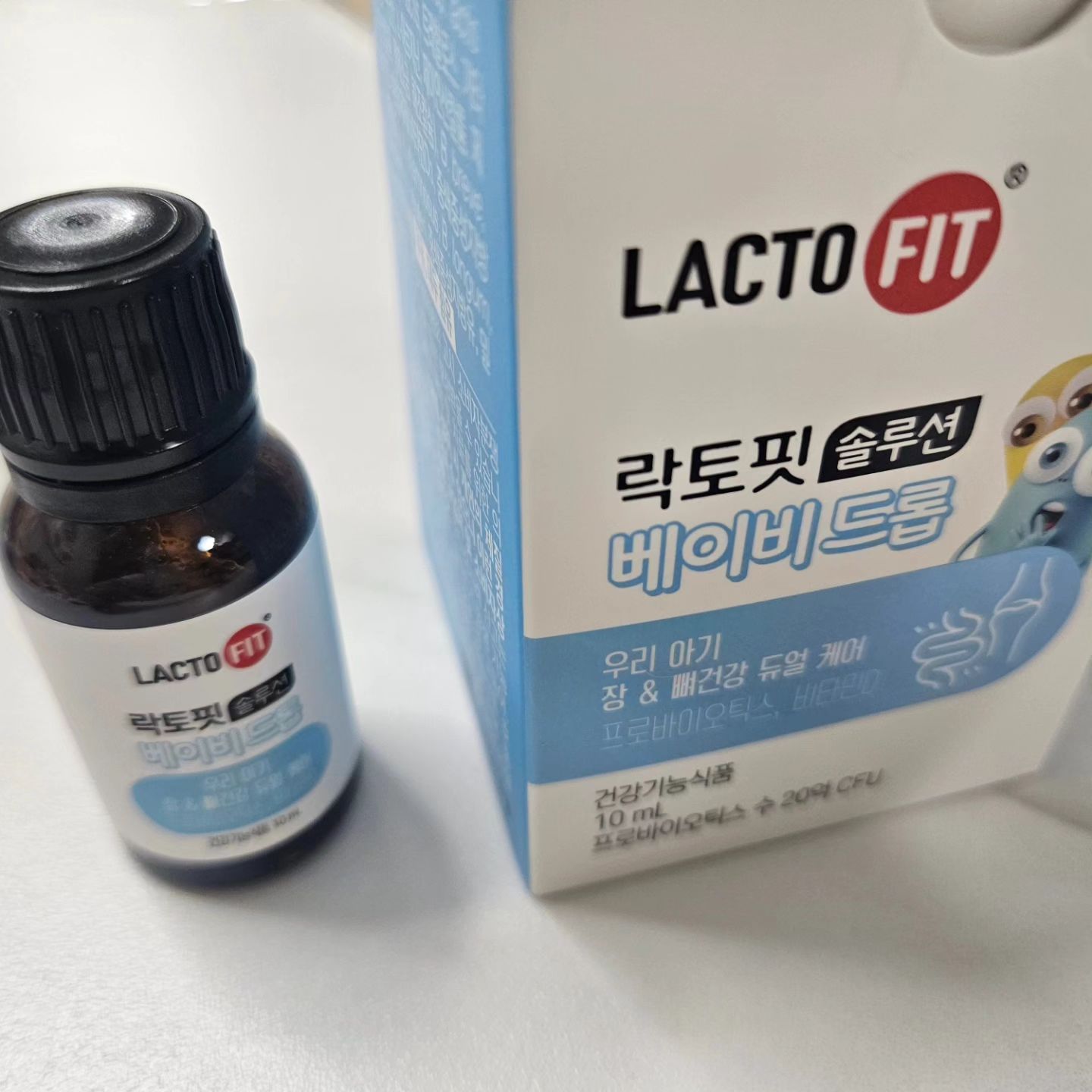 #광고 #락토핏솔루션 #락토핏솔루션베이비드롭 #베이비드롭

#아기유산균 #액상유산균 #드롭유산균 #런칭키트#락토핏런칭키트 #아기똥컬러칩

#락토핏 #종근당건강 #육아대란템 #육아필수템 #육아대세템

야채, 과일 싫어하는 우리 아이
그로인해 변비로 매번 "배아포..!"를 외치는 아이..
싫어하는 야채, 과일을 억지로 먹일 수 없어 쥬스로 먹도록했는데 면역이 생겼는지 점점 효과를 잃어갑니다.

그래서 선택한 우리아이 유산균!
종근당건강에서 나온 락토핏솔루션 베이비드롭
액상으로 되어 하루에 6방울이면 끝!
그냥먹어도 좋고 물이나 음식에 넣어도 티가나지 않아 거부감없이 먹을 수 있어요.

함께 온 베이비드롭굿즈  아기똥컬러칩과 조랭이스푼, 그리고 활용도 좋은 파우치까지!
우리아이 응가와 아기똥컬러칩 비교로 건강상태도 알 수있고 조랭이스푼은 이유식을 안먹는다면 락토핏솔루션 베이비드롭 먹을 때 사용하기 좋더라구요~~

가루형태의 유산균이 대부분인데 먹기 어려워하는 아이들에게도 안성맞춤!
락토핏솔루션 베이비드롭으로 우리아이 장 지켜주세요~
https://ckdhcmall.co.kr/prdView.do?prdCode=G2307250818_0364