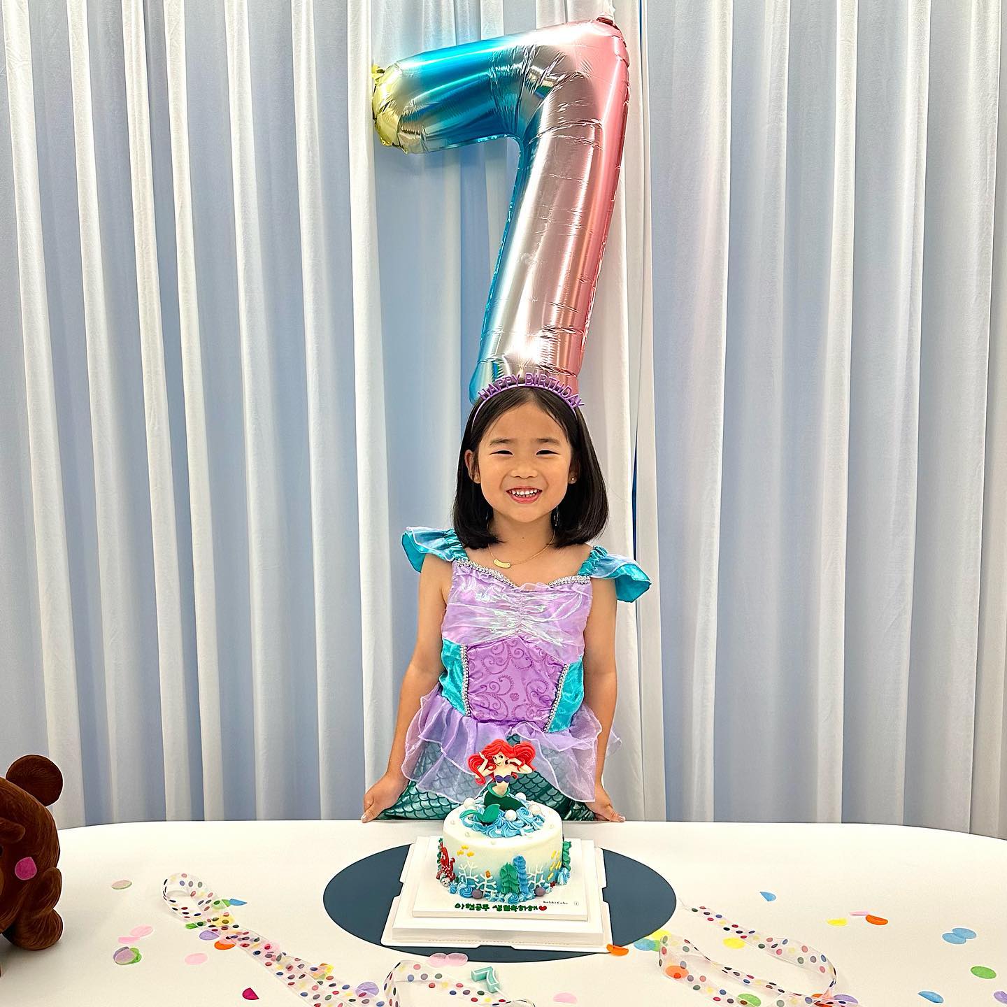 나의 보물 아현, 7살 생일잔치 🎂🧜🏻‍♀️
ㅤㅤ

이번 7살언니야 컨셉은 인어공주 랍니다💙
6살은 캐치티니핑 > 5살은 씨크릿쥬쥬>
4살은 페파피그 > 3살은 아기상어🦈
ㅤ

다 큰거같으면서도 
늘 엄마한텐 애기인 첫째보물
ㅤ
모든걸 엄마대신 해내려고 하는너,
엄마의 짐을 덜어 주려고 하는 맏딸.
ㅤ
ㅤ
고마워. 잘자라줘서 ,,
ㅤ
ㅤ
PS. 솜사탕메이커,, 꼭 사야겠니,,,?
ㅤ
ㅤ
ㅤ
#7살언니의생일파티 
#이번컨셉은보시다시피 
#인어공주입네다 🧜🏻‍♀️