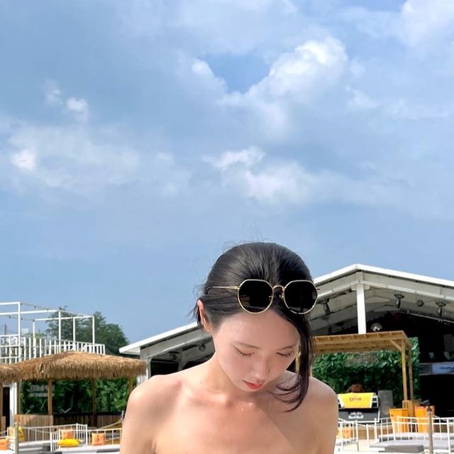 정영은 on Instagram: "꾸준함의 힘.
많이 운동하지 않지만 매일 꾸준히 하다보니 무리하지 않고 먹고 싶은걸 양껏 먹어도 보이는 복근라인 😄!
여기에 유산균은 필수... 오전에 일어나자마자 제가 공복에 꼭 먹는 유산균 소개합니다.
#마이크로바이움
저는 소화가 안되는 편이라 맨날 고생하는데, 유산균 , 효소 등 장에 좋다는 식품을 매일 복용 한 뒤로 정말 많이 나아졌어요! 
의사들이 말하길 꼭 섭취해야하는 영양제 중 하나가 유산균이잖아요🫢

“마이크로바이옴 포스트바이오틱스 프로바이오틱스" 에서 현 "마이크로바이옴 유바이오시스 프로바이오틱스"로 리뉴얼 되어서 이벤트로 오직 네이버 스마트 스토어에서만 할인 행사중이라고 합니다.

냉장 보관이 아니라 상온 보관도 가능한  프로바이오틱스 1억 CFU  이상 건강기능식품입니다. 성분 비교 필수🤍🤍"